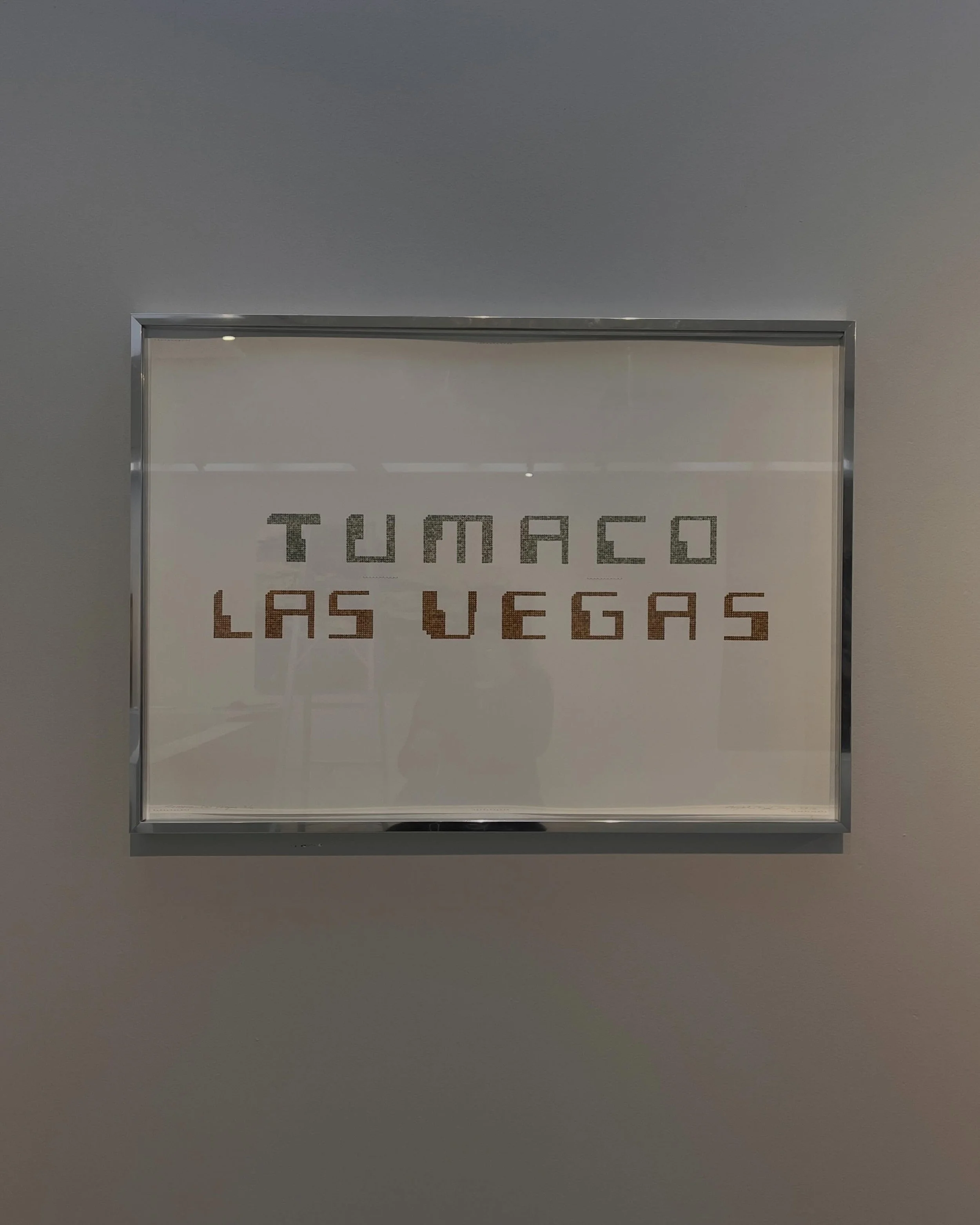 Esta obra de Miguel Angel Rojas de hace unos a&ntilde;os atr&aacute;s, gana hoy a&uacute;n m&aacute;s significado. 

&lsquo;Tumaco&rsquo; escrito con recortes de billetes de d&oacute;lar y &lsquo;Las Vegas&rsquo; con recortes de hojas de coca nos lle