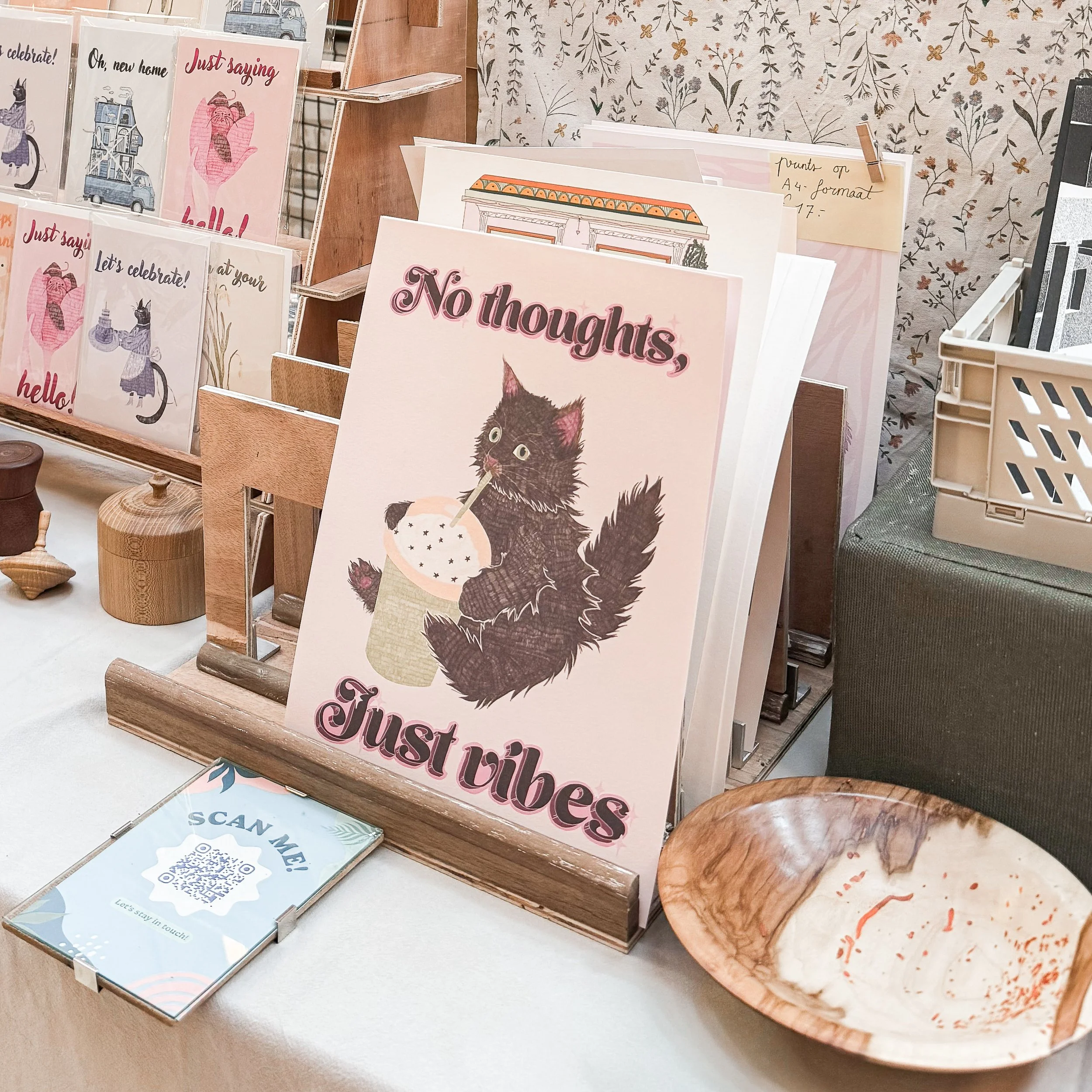 Kaart met tekst 'No thoughts, just vibes,' en afbeelding van een kat met een ijskoffie op een tafel.