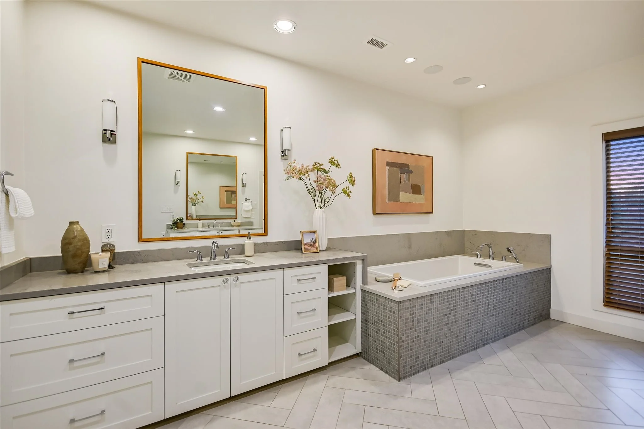 29-Main Bathroom 2.jpg