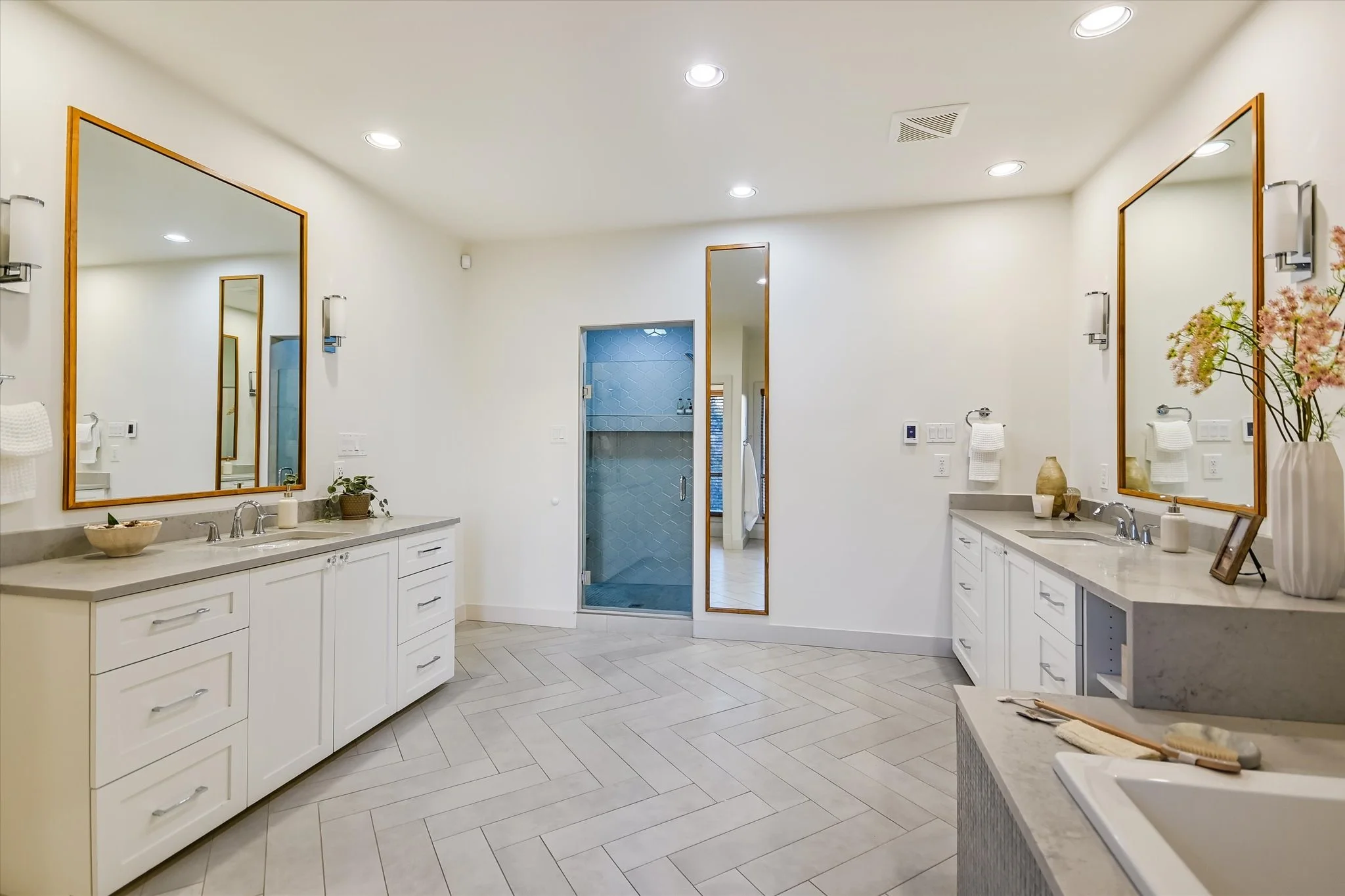 28-Main Bathroom.jpg