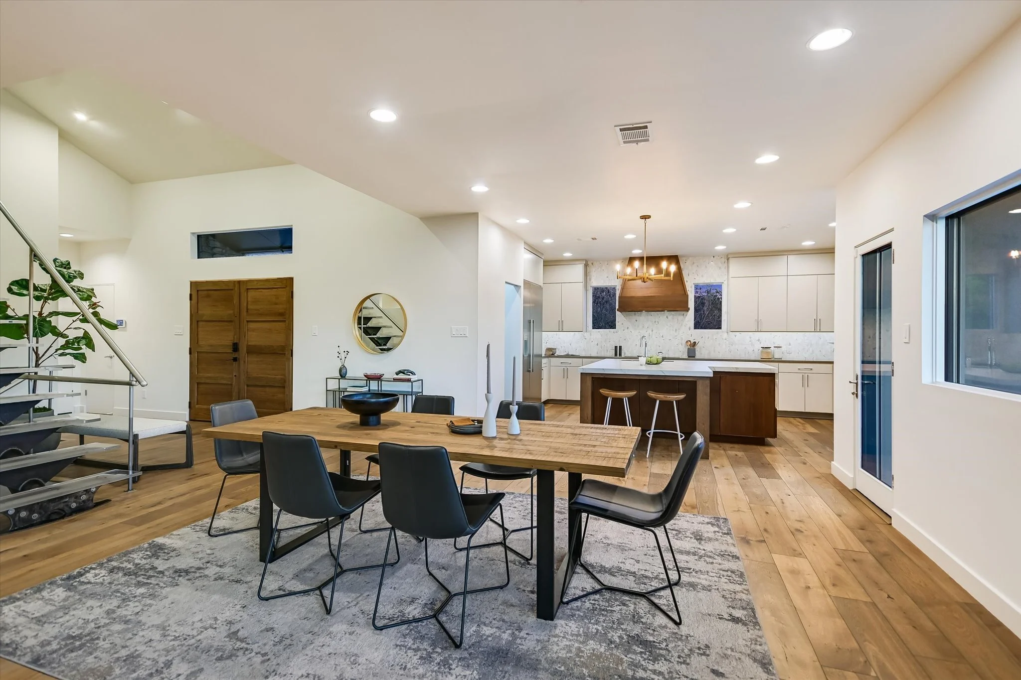 15-Dining to Kitchen.jpg