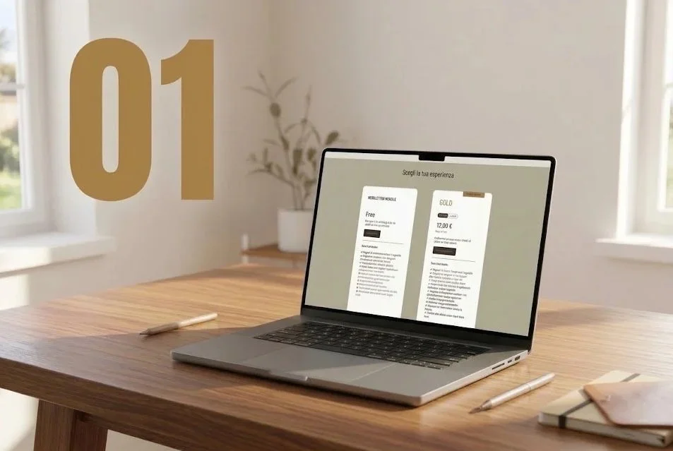 Laptop su una scrivania in legno con la pagina di scelta tra piano Free e Gold aperta sullo schermo.