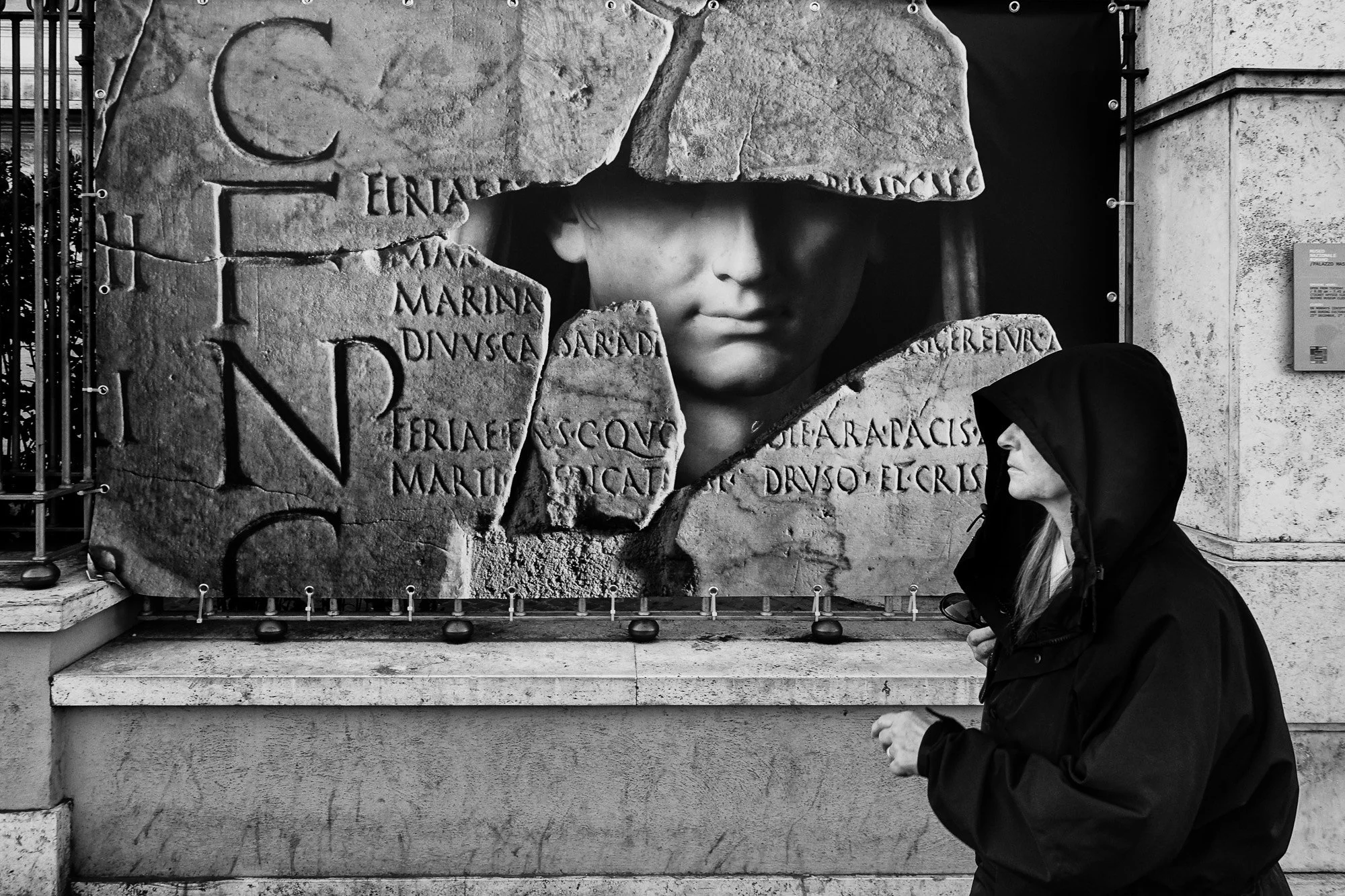 Fotografia street in bianco e nero con forte composizione urbana, rappresentativa dello stile di Stefano Mirabella