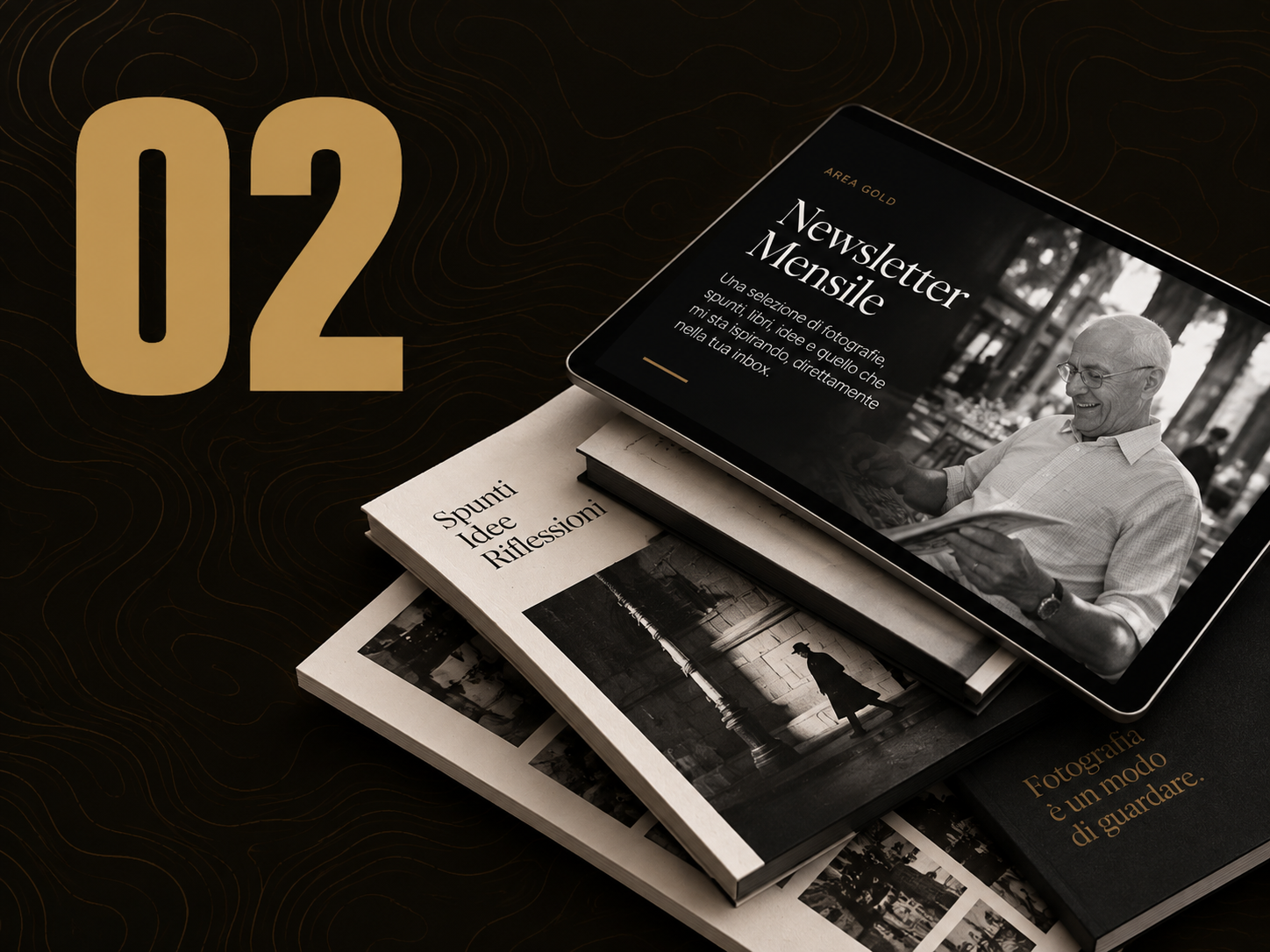 Tablet che mostra la Newsletter Mensile, appoggiato su una pila di libri e stampe fotografiche in bianco e nero, accanto a una fotografia di un partecipante che sfoglia una rivista.