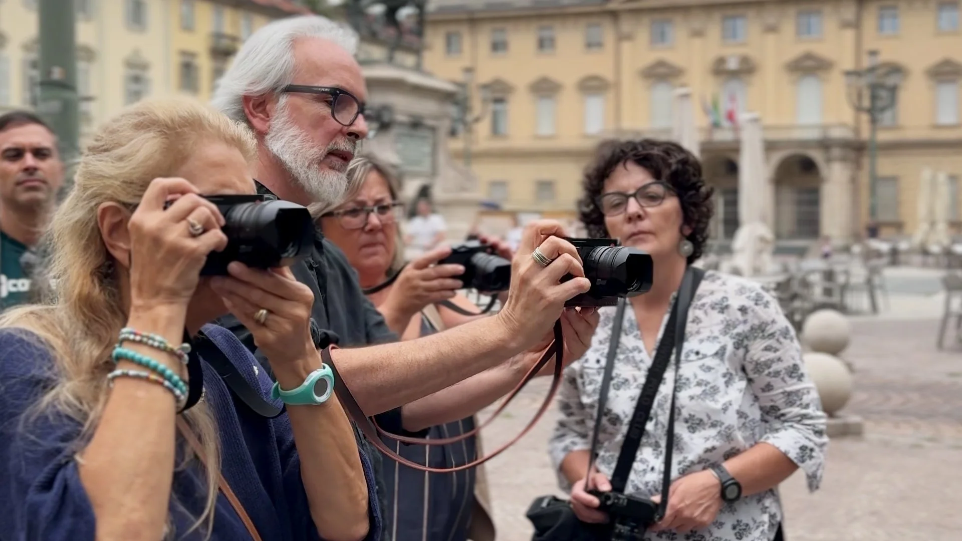 Stefano Mirabella durante un workshop mentre parla con i partecipanti e offre feedback fotografico