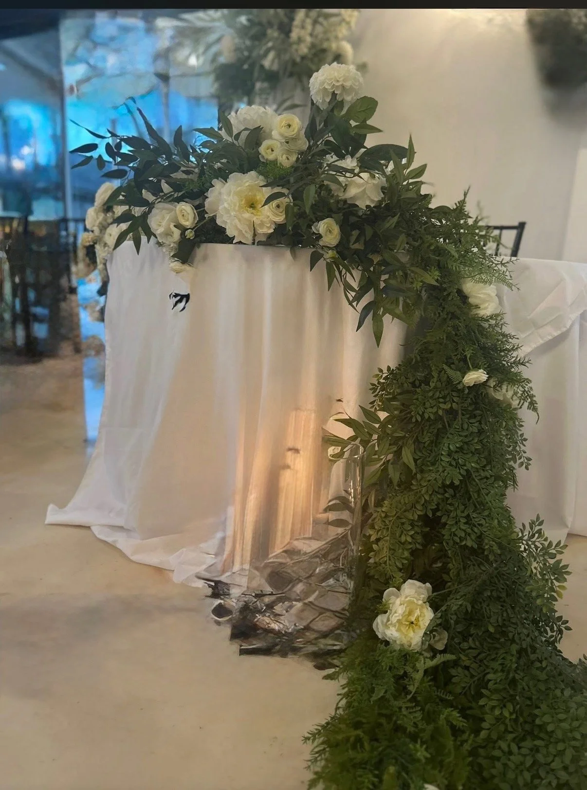 Cascading Sweetheart Table Arrangement (1)