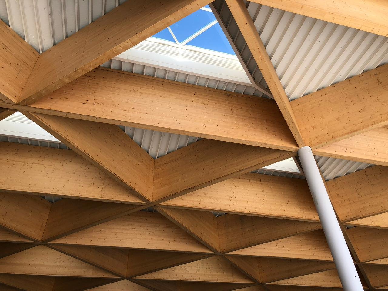 Cubierta de vigas de madera laminada
