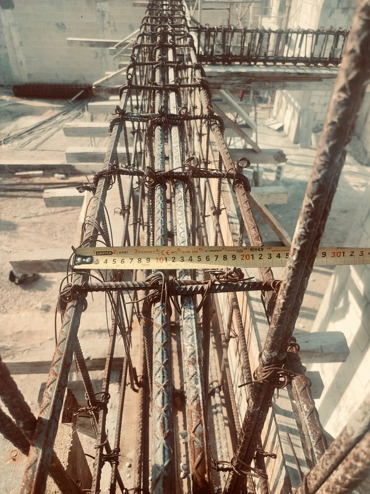 Armado de acero de una viga de concreto reforzado