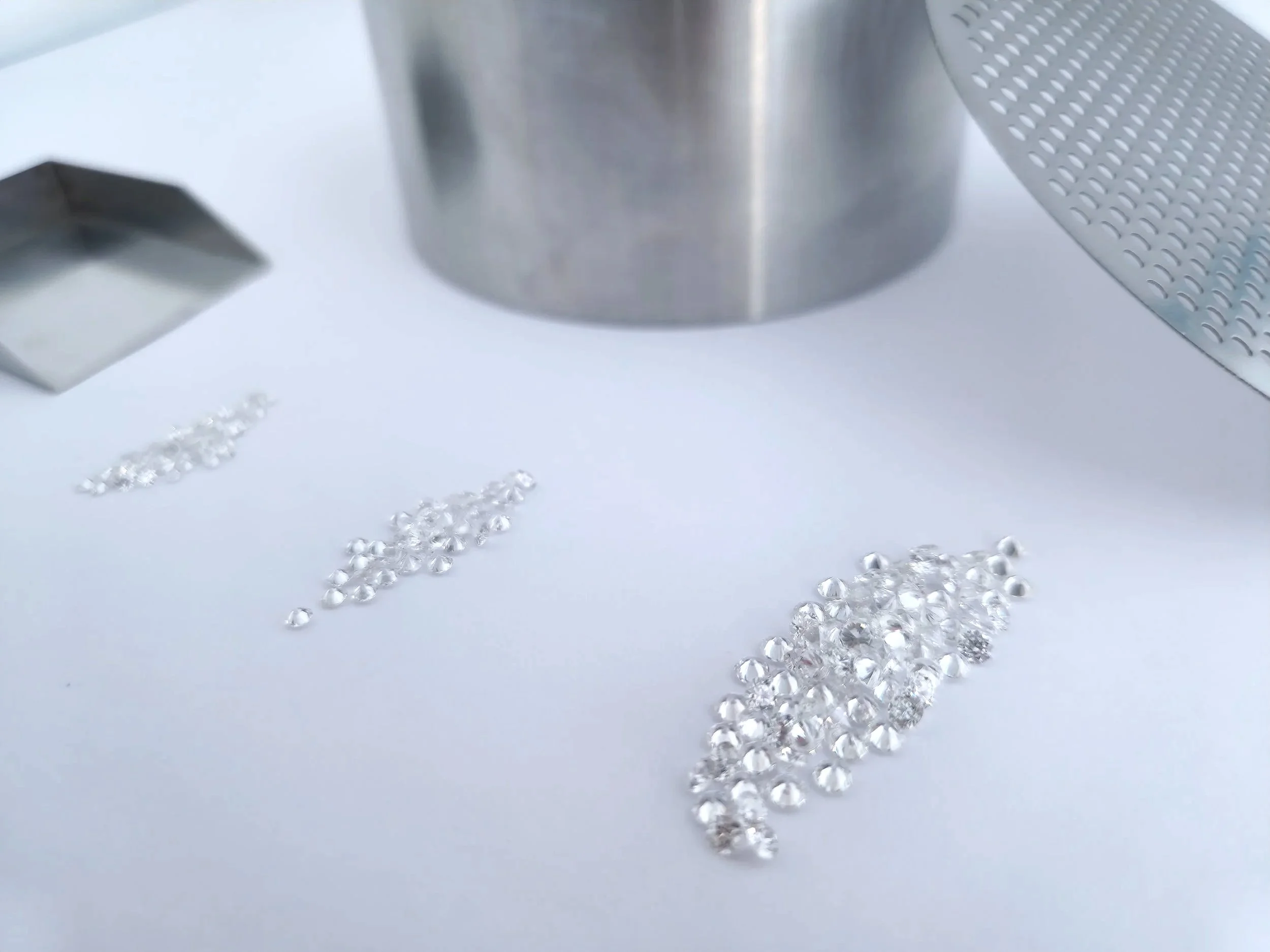 Calibrated natural diamond melee parce