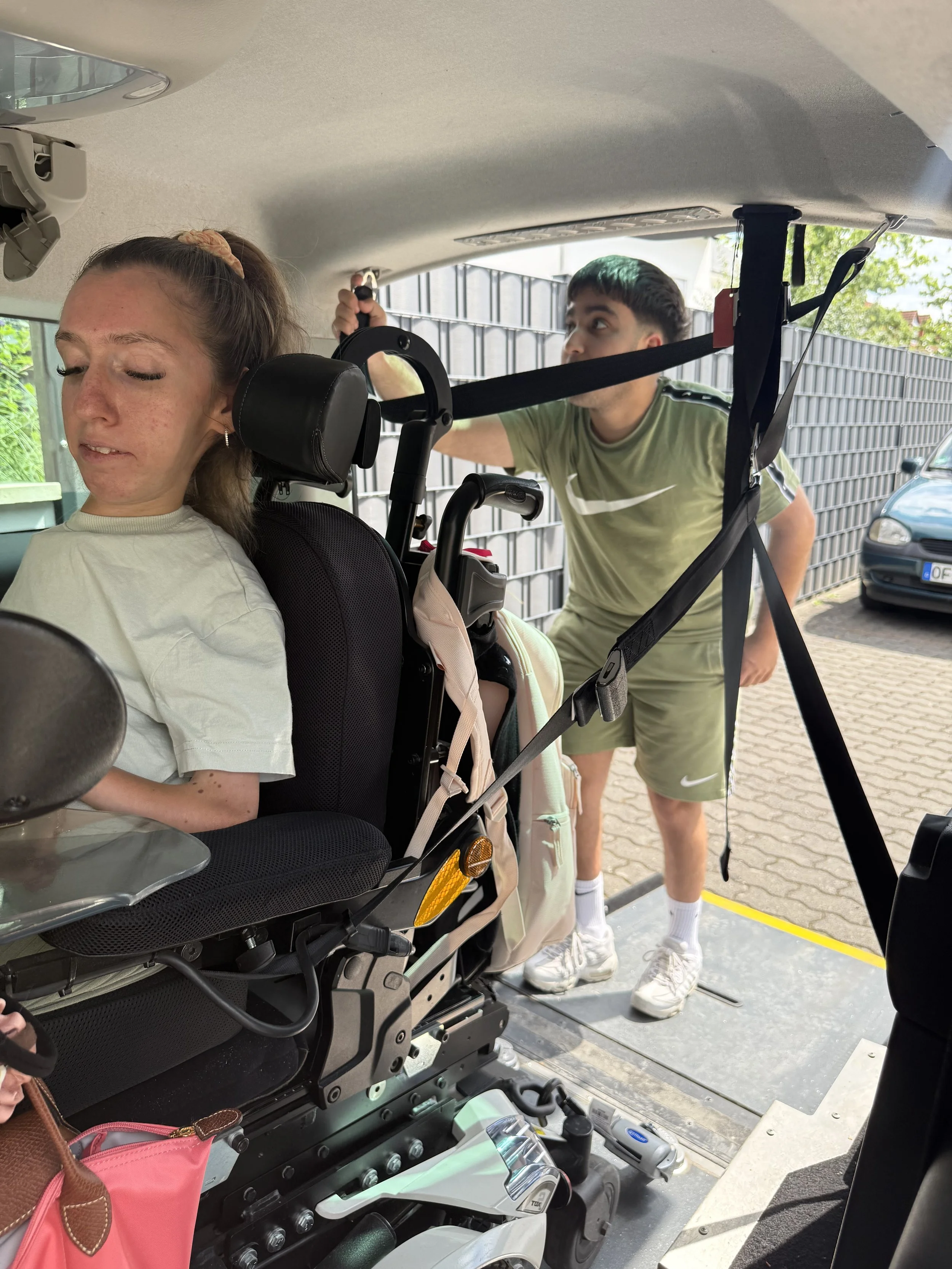 Gründer Yassine sichert einen Rollstuhl im Firmeneigenen Rollstuhlmobil.