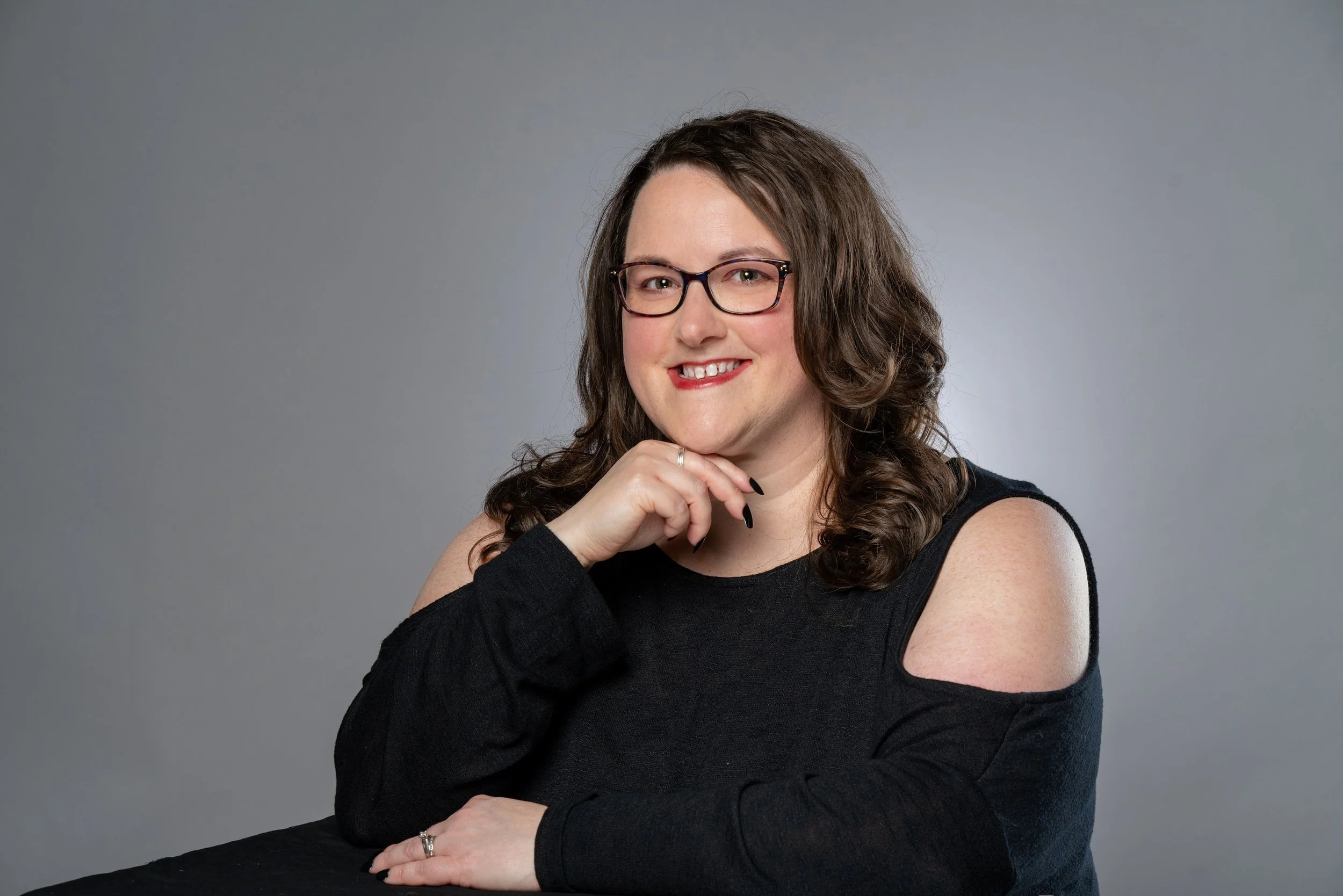 Headshot of Shonda Ramsey with hand on her chin