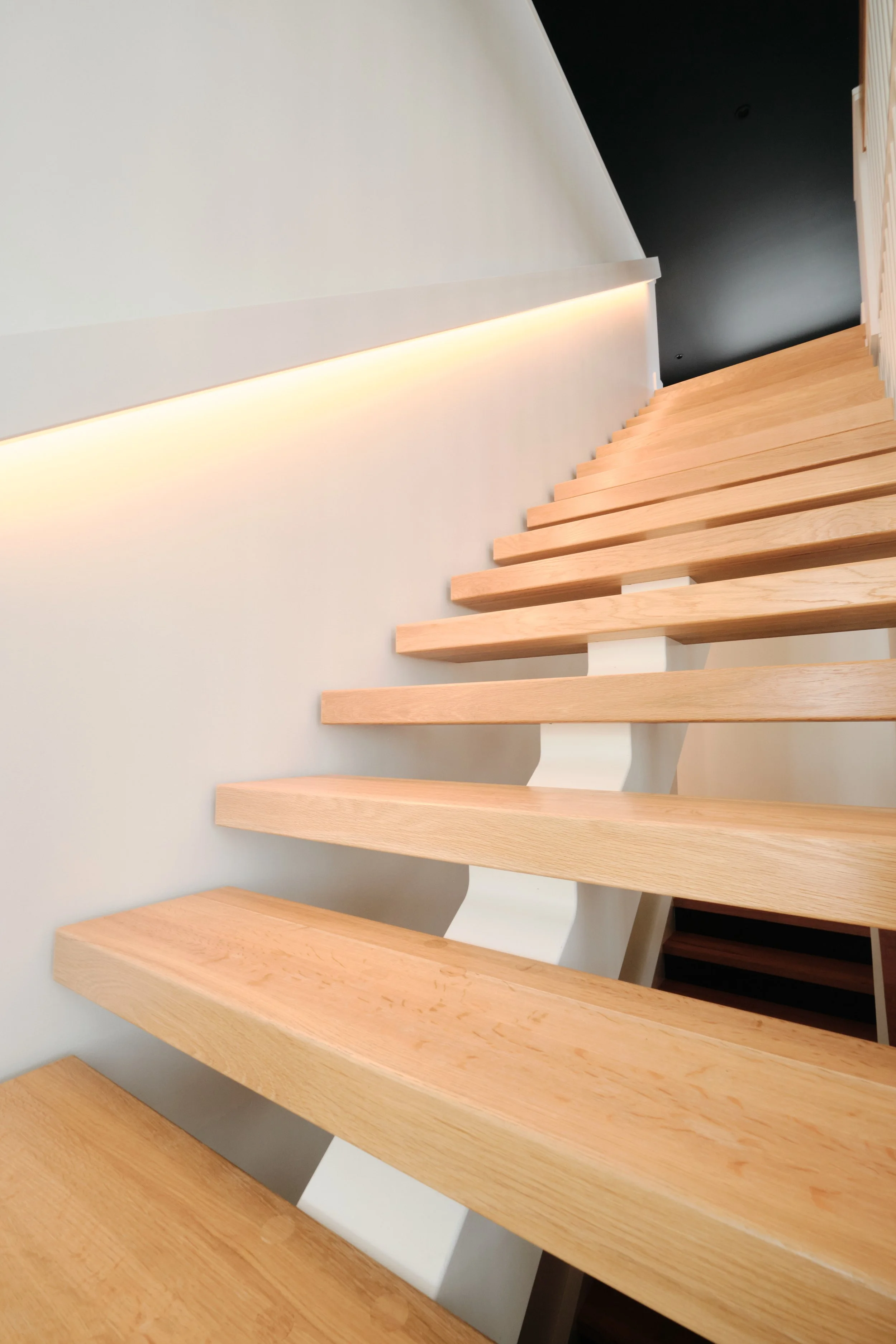 Natural wood and white mono stringer stair