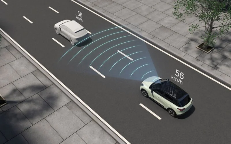 Dos autos en una calle con sistema de alerta y detección de colisiones, mostrando un rango de detección y velocidad de 56 km/h.