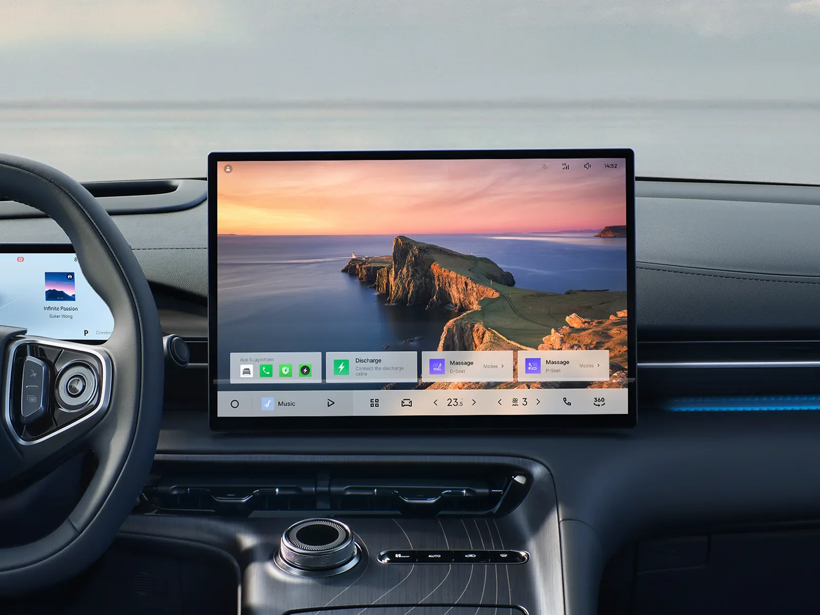 Pantalla digital en el tablero de un automóvil mostrando una imagen de un paisaje de costa con un atardecer y montañas, con controles de música y funciones del vehículo.