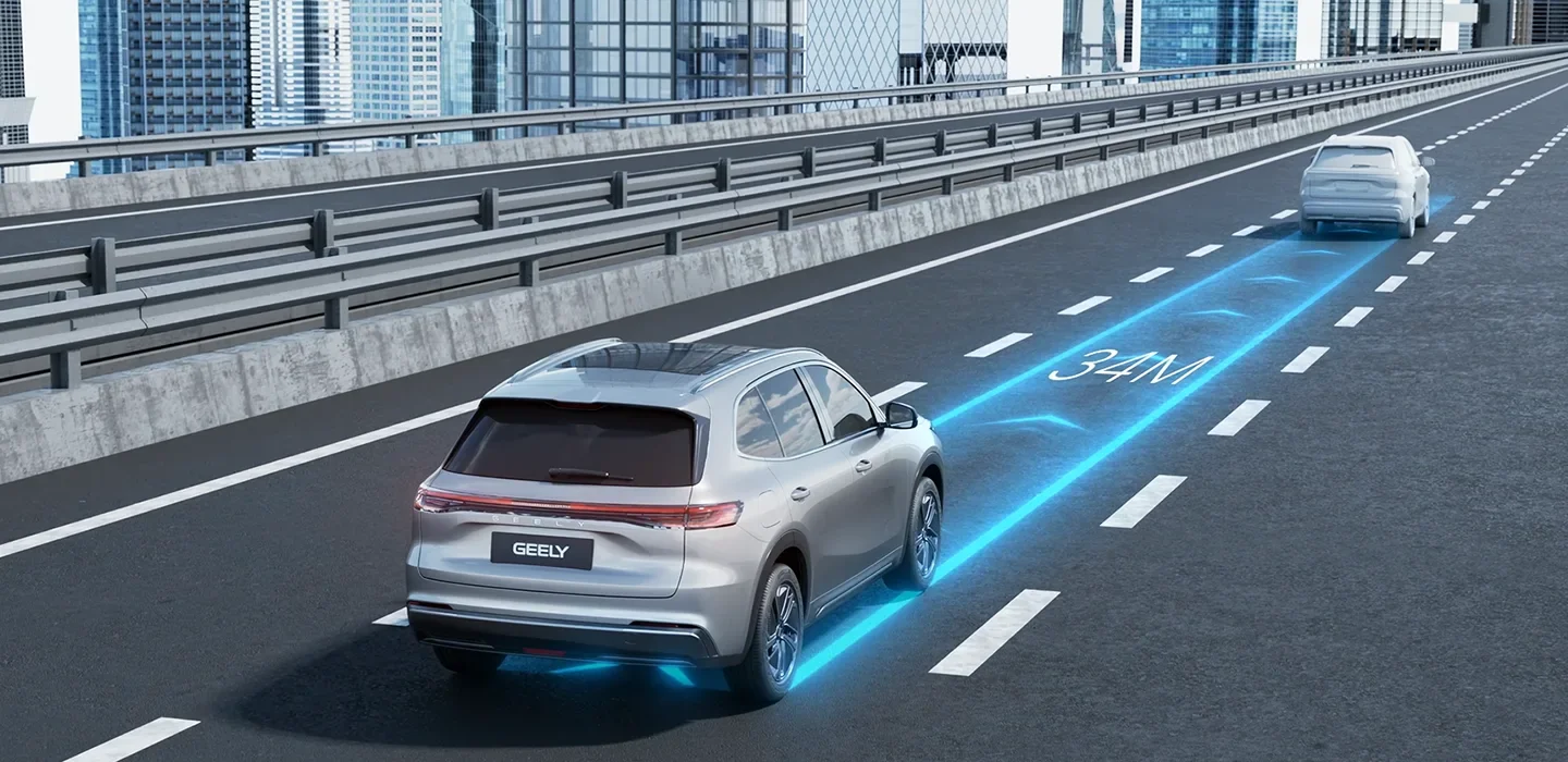 Un automóvil inteligente en una autopista con tecnología de conducción autónoma, midiendo 34 metros tras el vehículo.