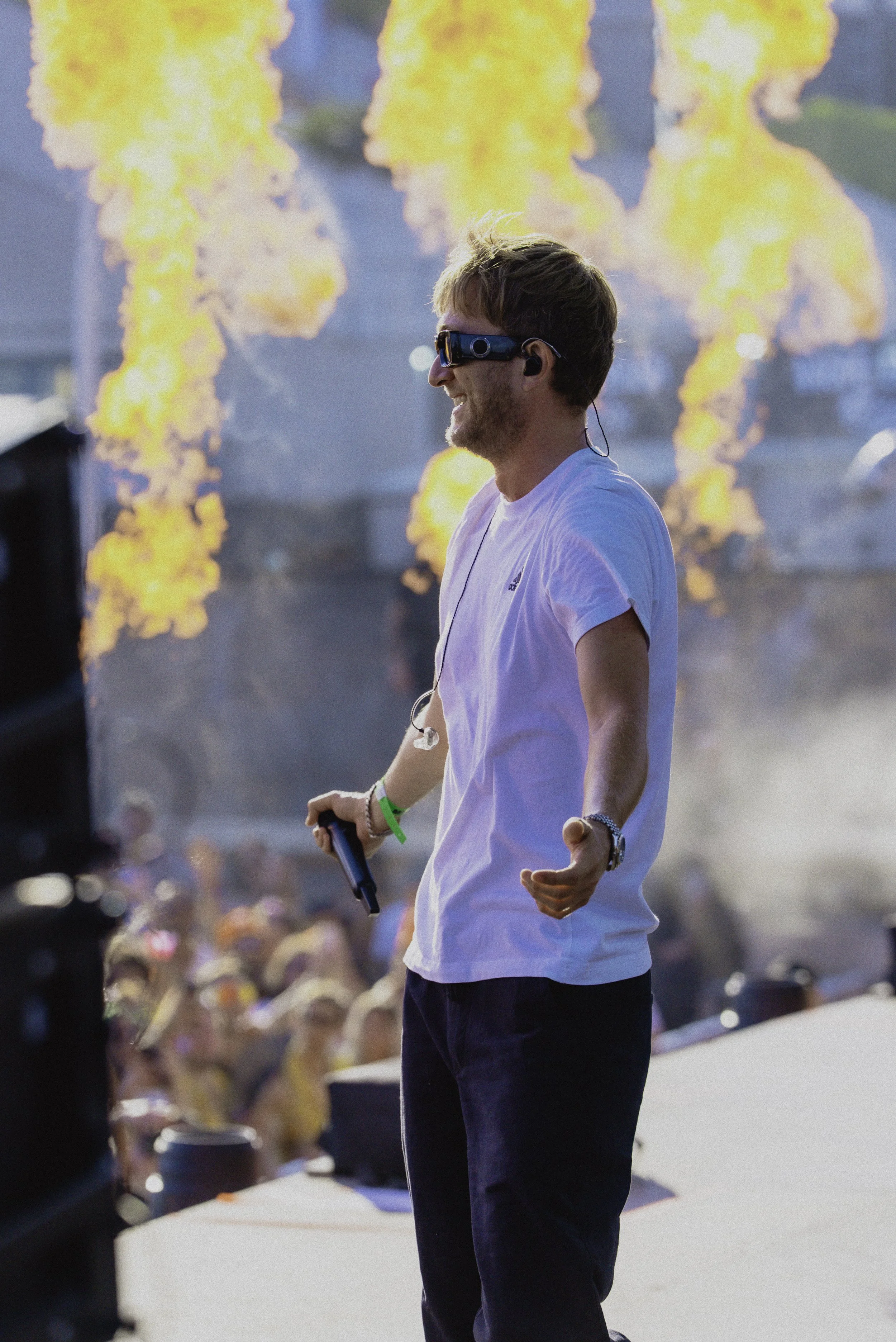 Dj en celebration en plein air avec feu d'artifice en arrière-plan.