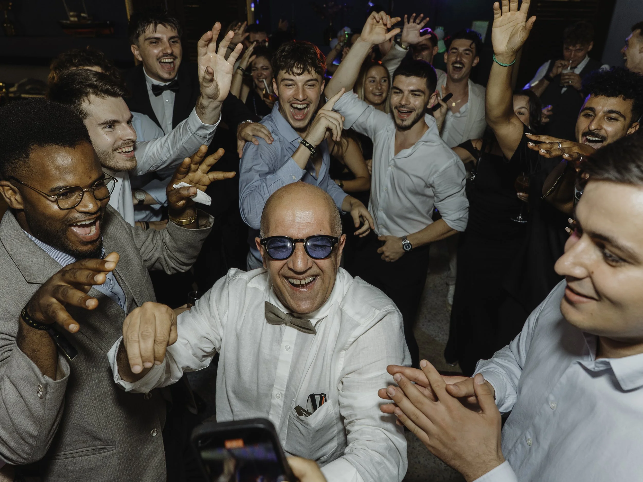 Groupe de personnes souriantes et amusantes lors d'une fête ou d'une célébration.