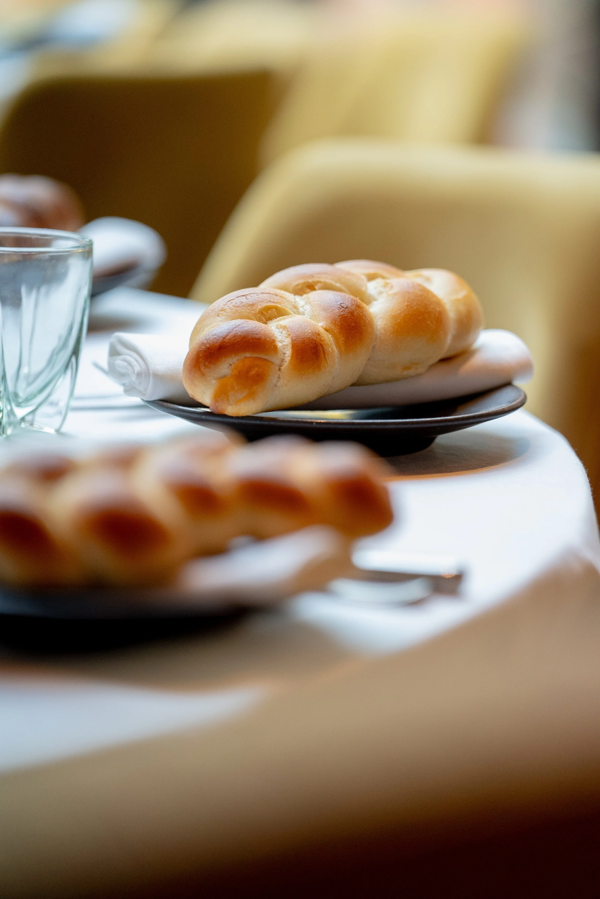 Pain au levain sur une assiette dans un cadre de restauration ou de cuisine