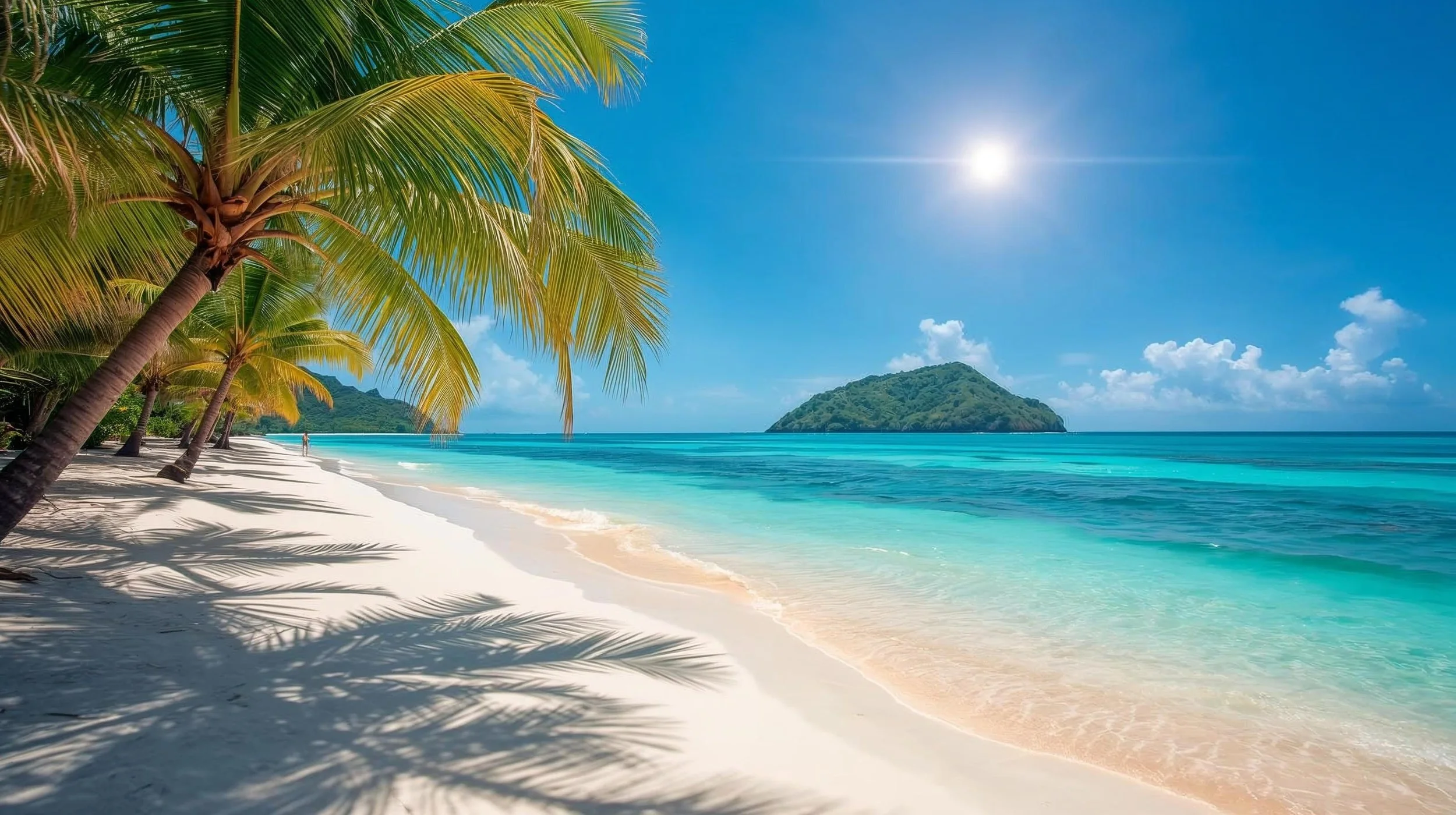 Plage tropicale avec palmiers, sable blanc, eaux turquoise, et une petite île en arrière-plan sous un ciel ensoleillé avec quelques nuages.