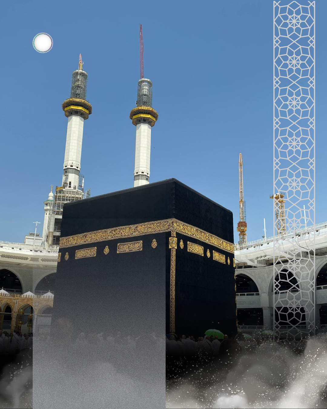 Le Kaba, bâtiment sacré de la mosquée Masjid al-Haram à La Mecque, avec la Kaaba en noir et or, entouré de personnes et de minarets sous un ciel bleu clair.