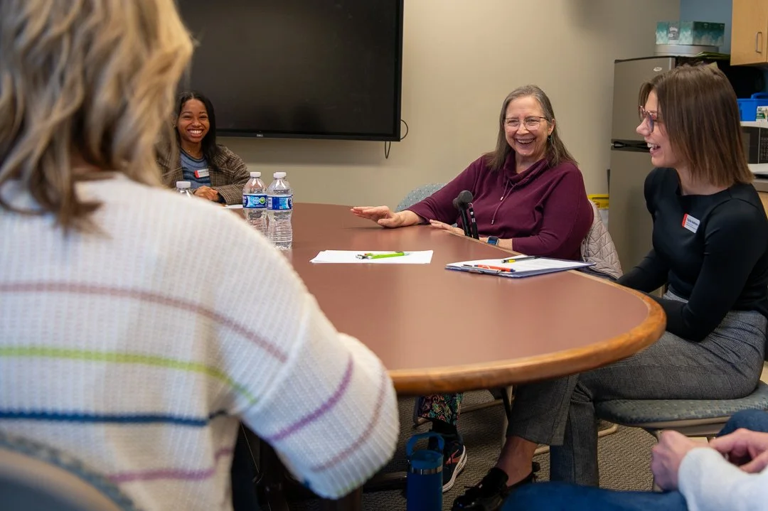 A new weekly aphasia communication group is helping budding Illinois speech-language pathologists to understand the condition and provide community for participants living with aphasia. (College of Applied Health Sciences)