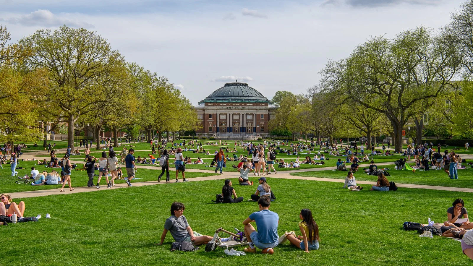 Students at the Main Quad on a busy April day on the University of Illinois Urbana-Champaign campus. (Ethan Simmons)