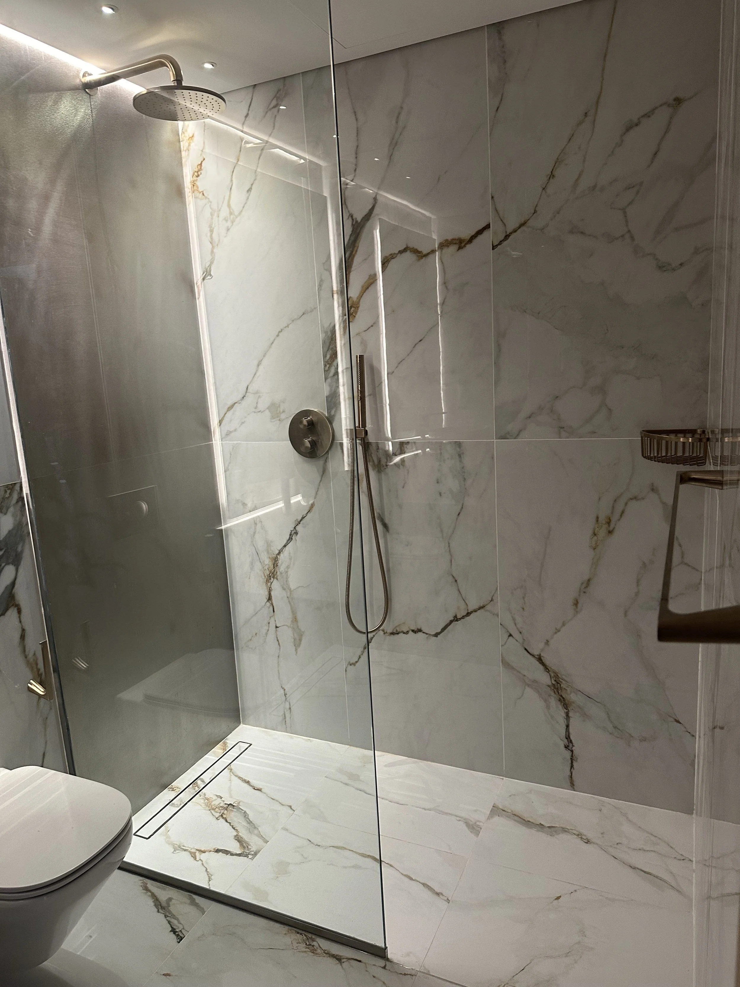 bathroom 102.jpg