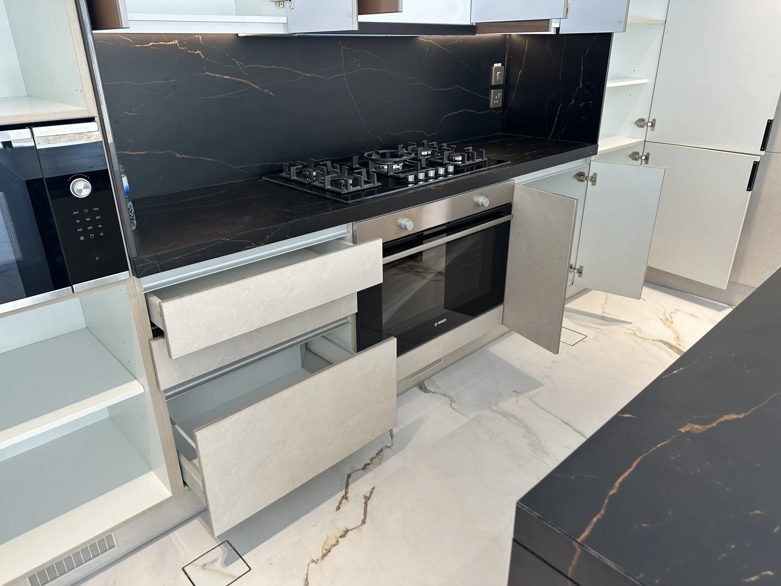 kitchen 001.jpg