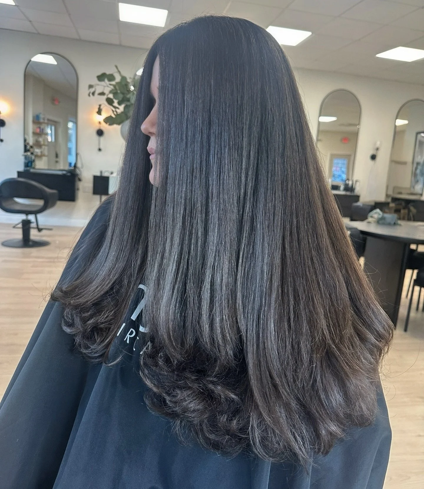 Gray blending 🤍
She wasn&rsquo;t ready to go fully gray just yet, so we met in the middle. Babylights to blend + a demi-permanent to soften and camouflage.
The goal? Natural, lived-in, and zero harsh lines.

#grayblending #graycoverage #lowmaintenan