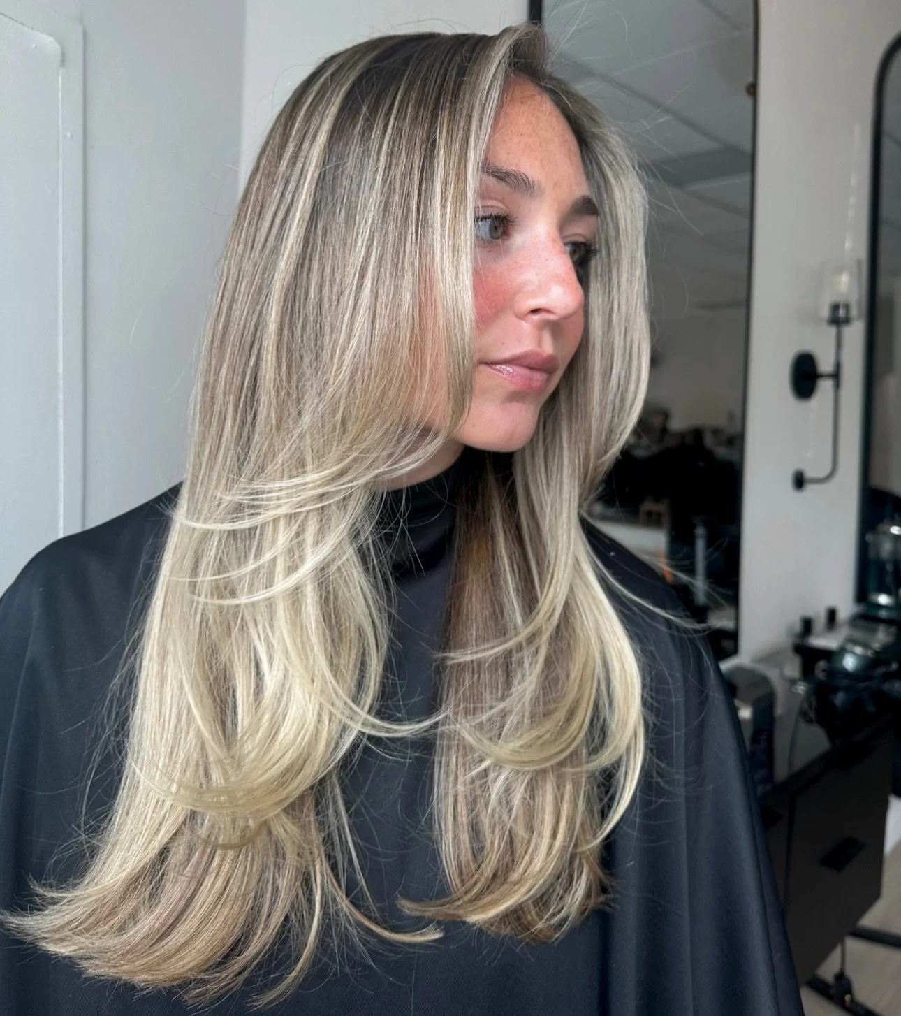 Blonde doesn&rsquo;t have to mean high maintenance.

Strategic placement + soft shadowing = dimension that grows out beautifully.

No stripes. No harsh lines. Just intentional blonde. 🤍