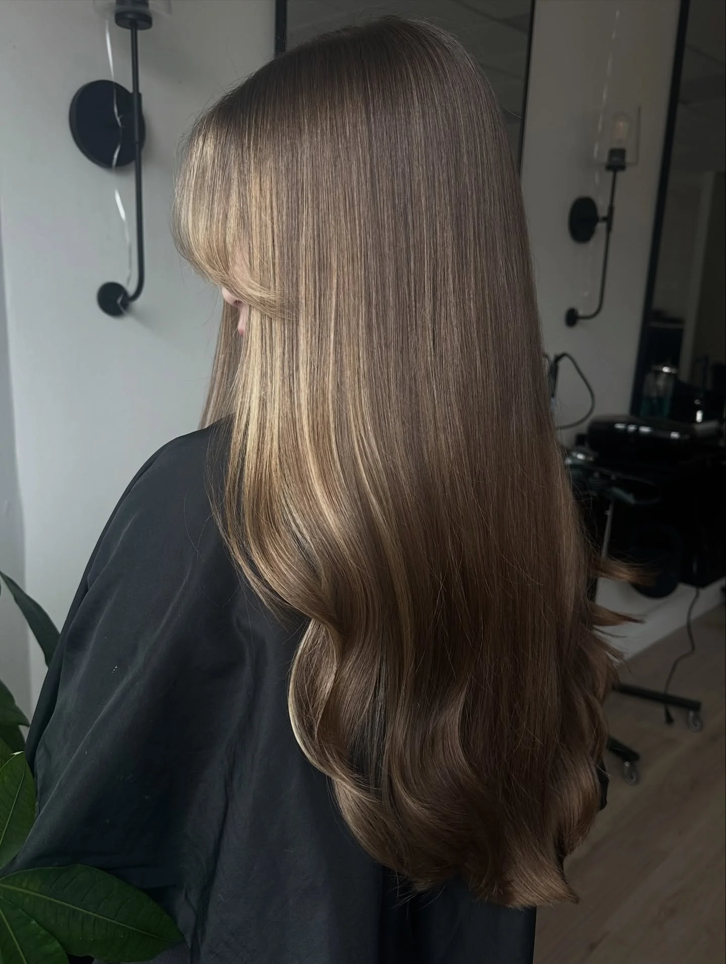 Soft hand-painted balayage.
A subtle face frame for that sun-kissed glow.

Effortless. Natural. Grown-out proof 🤍