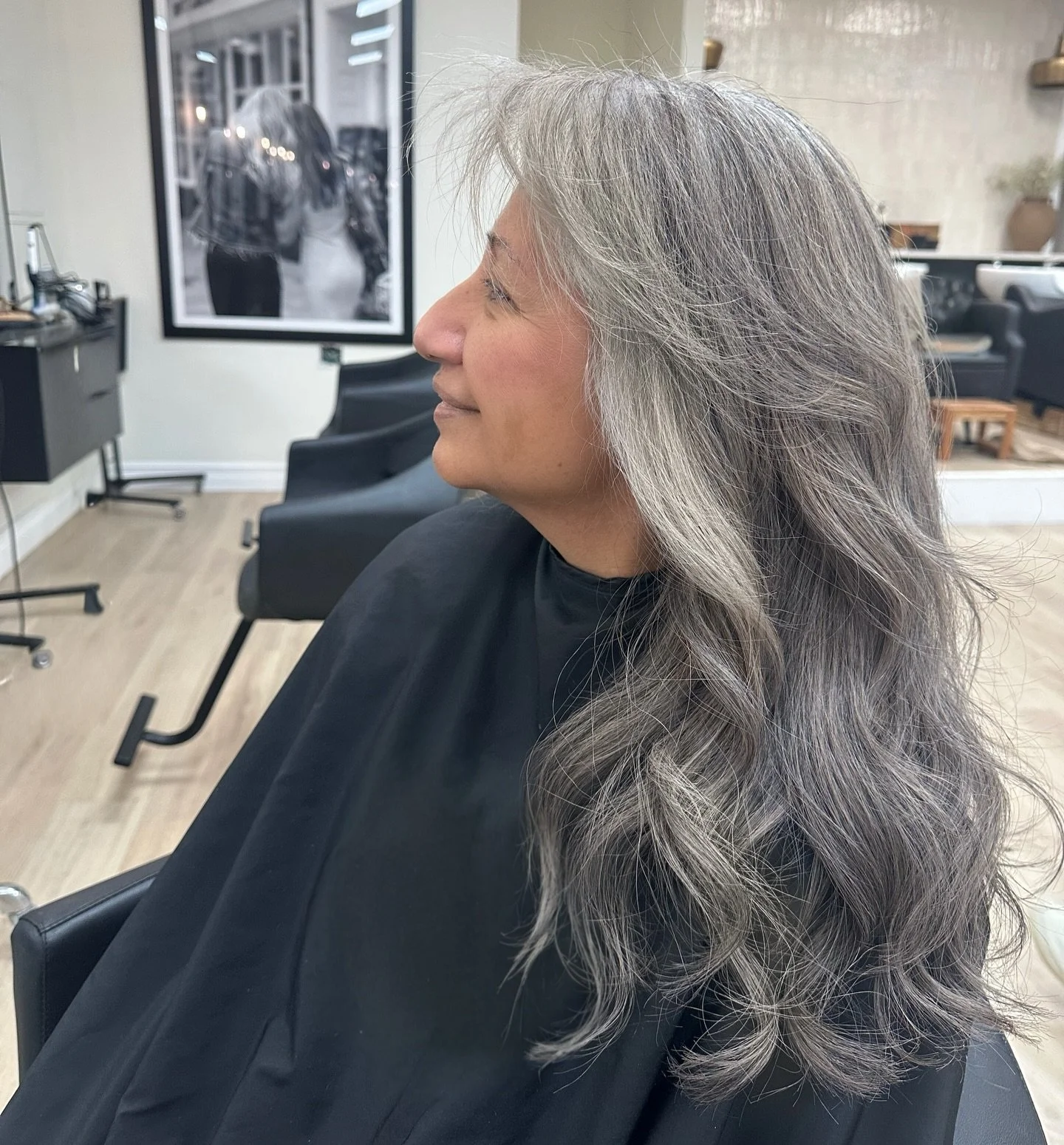 Grey blending doesn&rsquo;t mean covering everything&hellip; it means working with your natural color 🤍

We softened her regrowth, added dimension, and created a seamless blend so her grow-out feels effortless ✨

This is perfect if you&rsquo;re tire