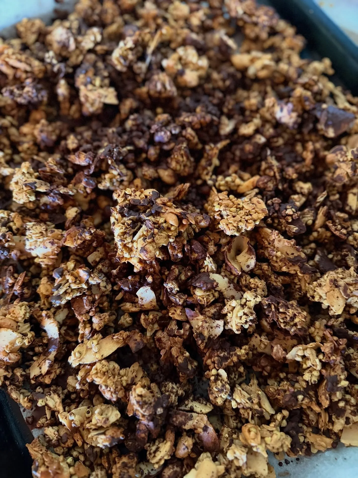 Snickers granola ✨

A twist on my classic oil-free granola. 
Crunchy clusters, toasted nuts, real chocolate &amp; that salty-sweet finish that makes you keep going back for more. Perfect over yogurt, a smoothie bowl (my personal favourite) or straigh