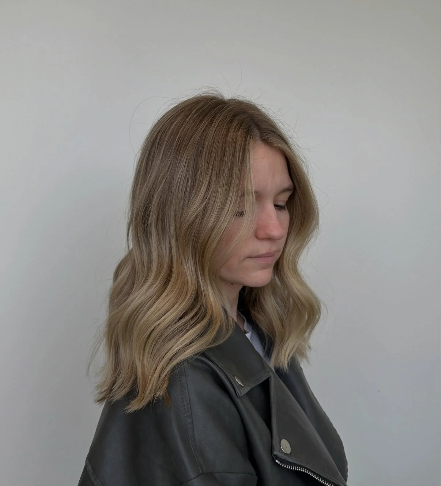 obsessed with this transformation 🪄🖤

custom color using @goldwellus 
lightened w/ silklift strong
rooted w/ 7n, 7na
glossed w/ 8gb, 8ba, 10ba
@goldwell.global @goldwellcolor 

swipe >> to see where we started

dm me or visit the link in my b