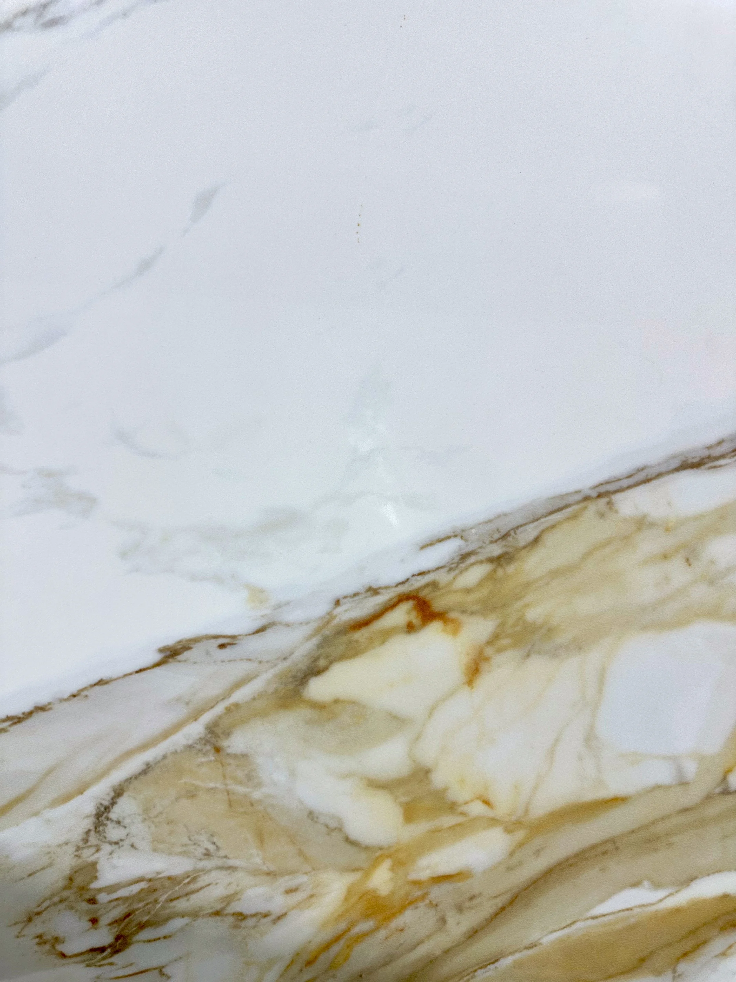 Calacutta Morsellies DP Quartz. A White and beige marble texture with natural veining pattern.