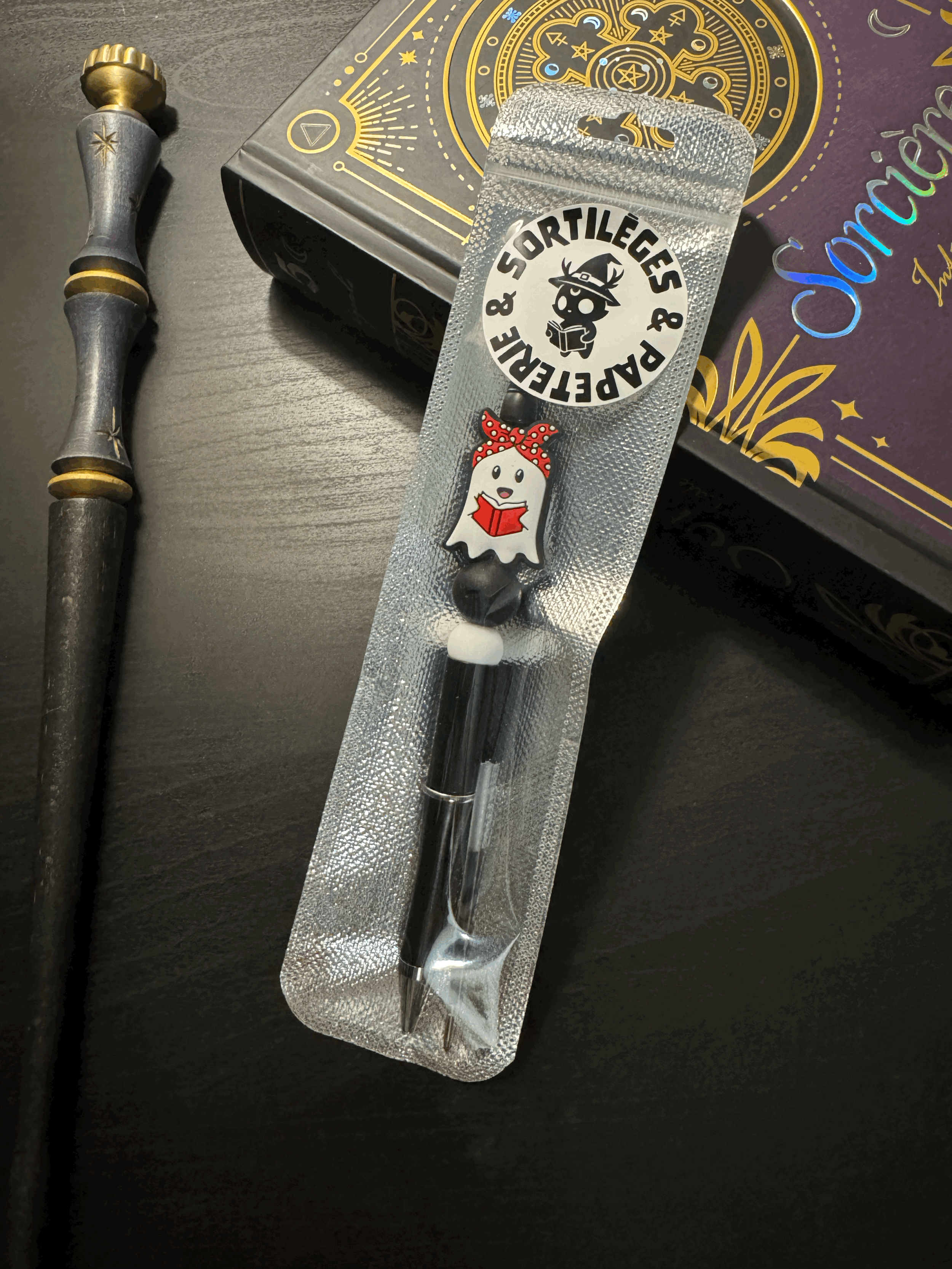 Papeterie : Stylo perlé fabriqué à la main sous le thème de la boutique Sortilèges & Papeterie