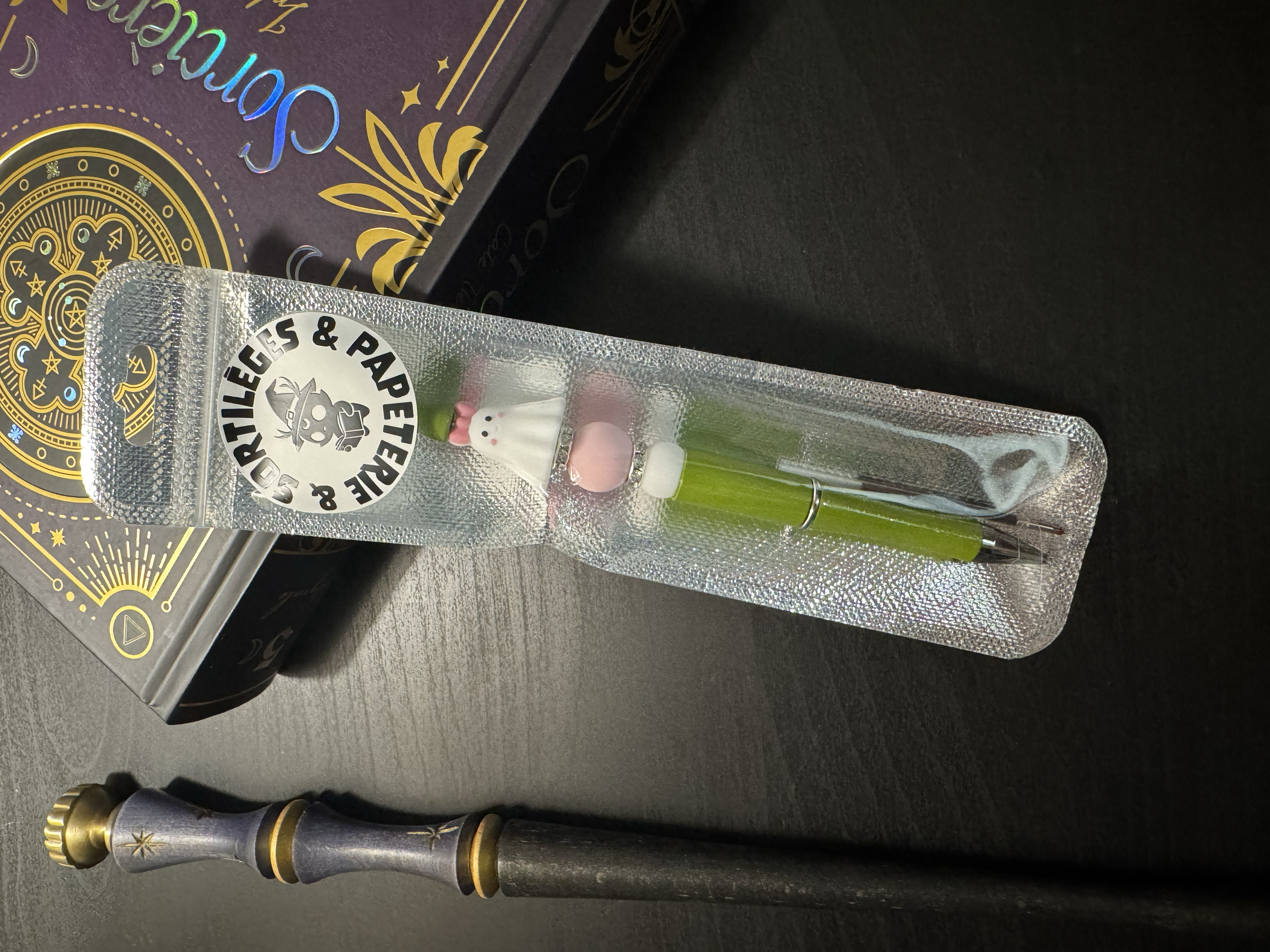 Papeterie : Stylo perlé fabriqué à la main sous le thème de la boutique Sortilèges & Papeterie
