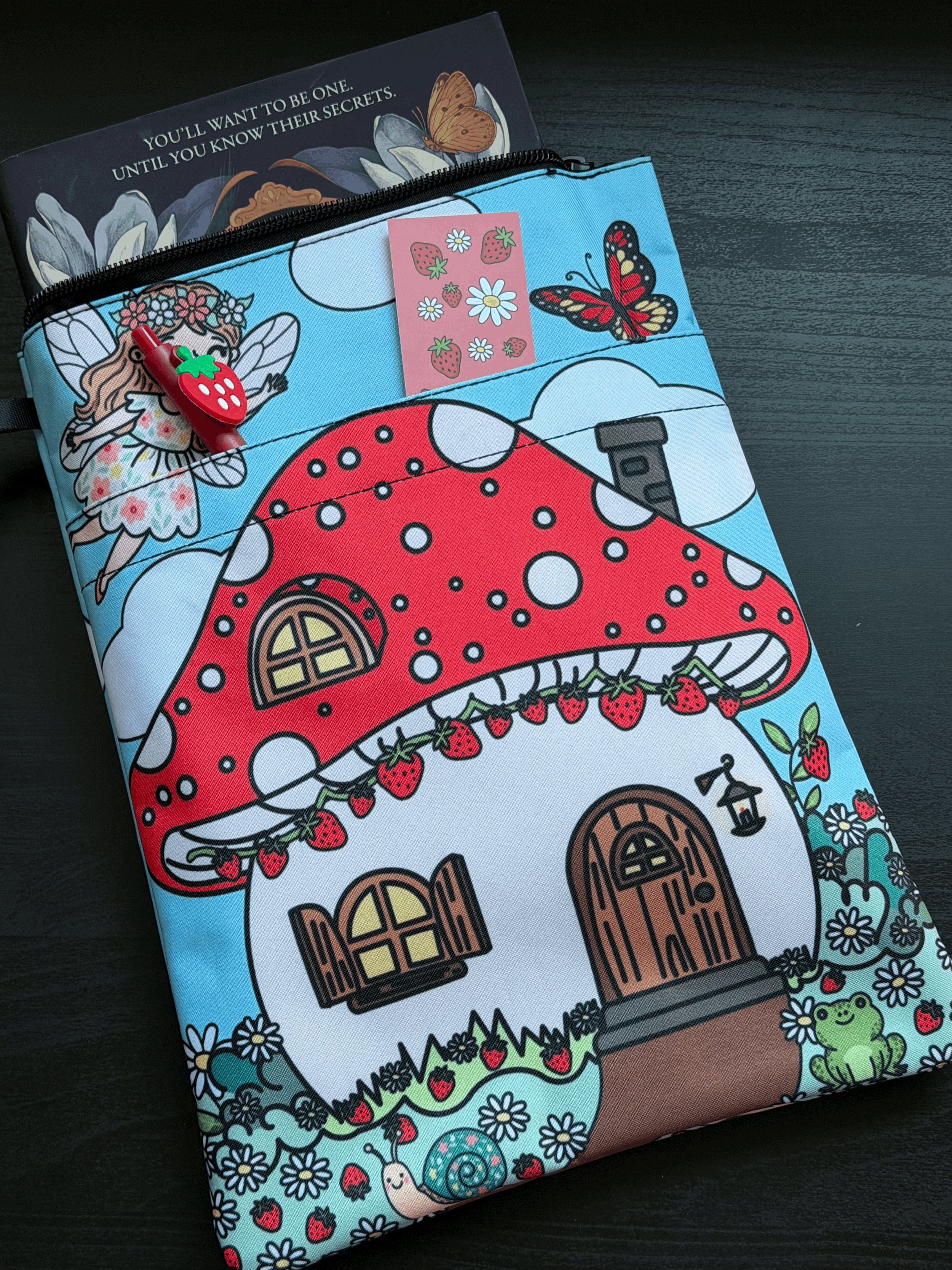 Booksleeve - Collection "Univers fantastique de fraises et marguerites"