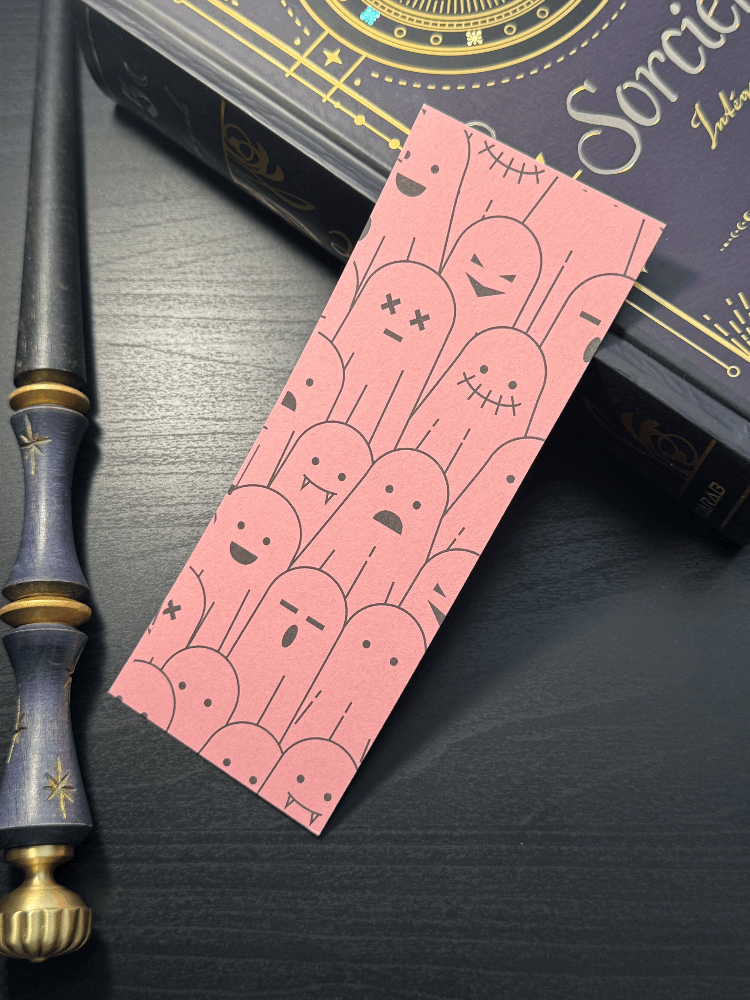 Signet en carton rose pâle - Motif de fantômes