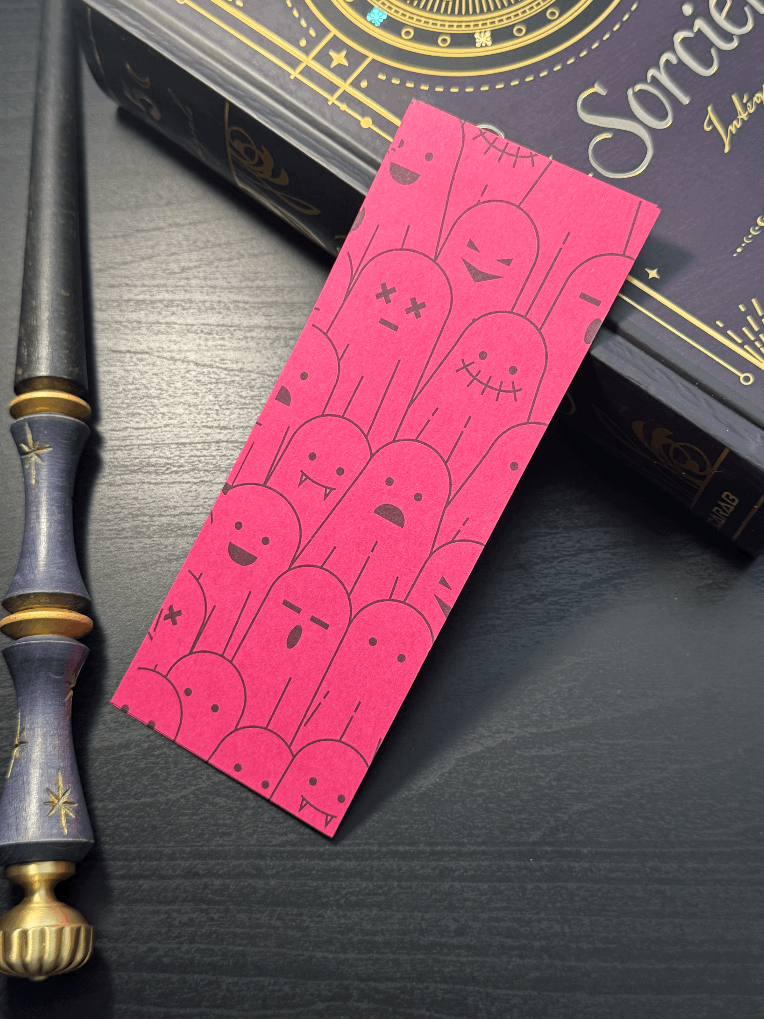 Signet en carton rose foncé - Motif de fantômes