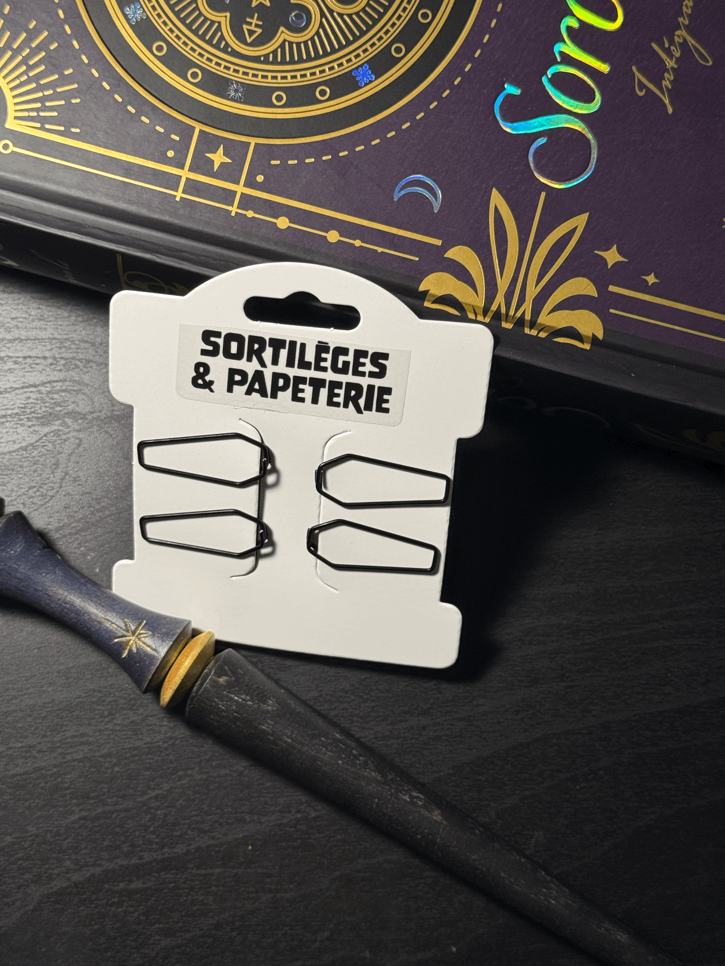 Quatre trombones en forme de cercueil