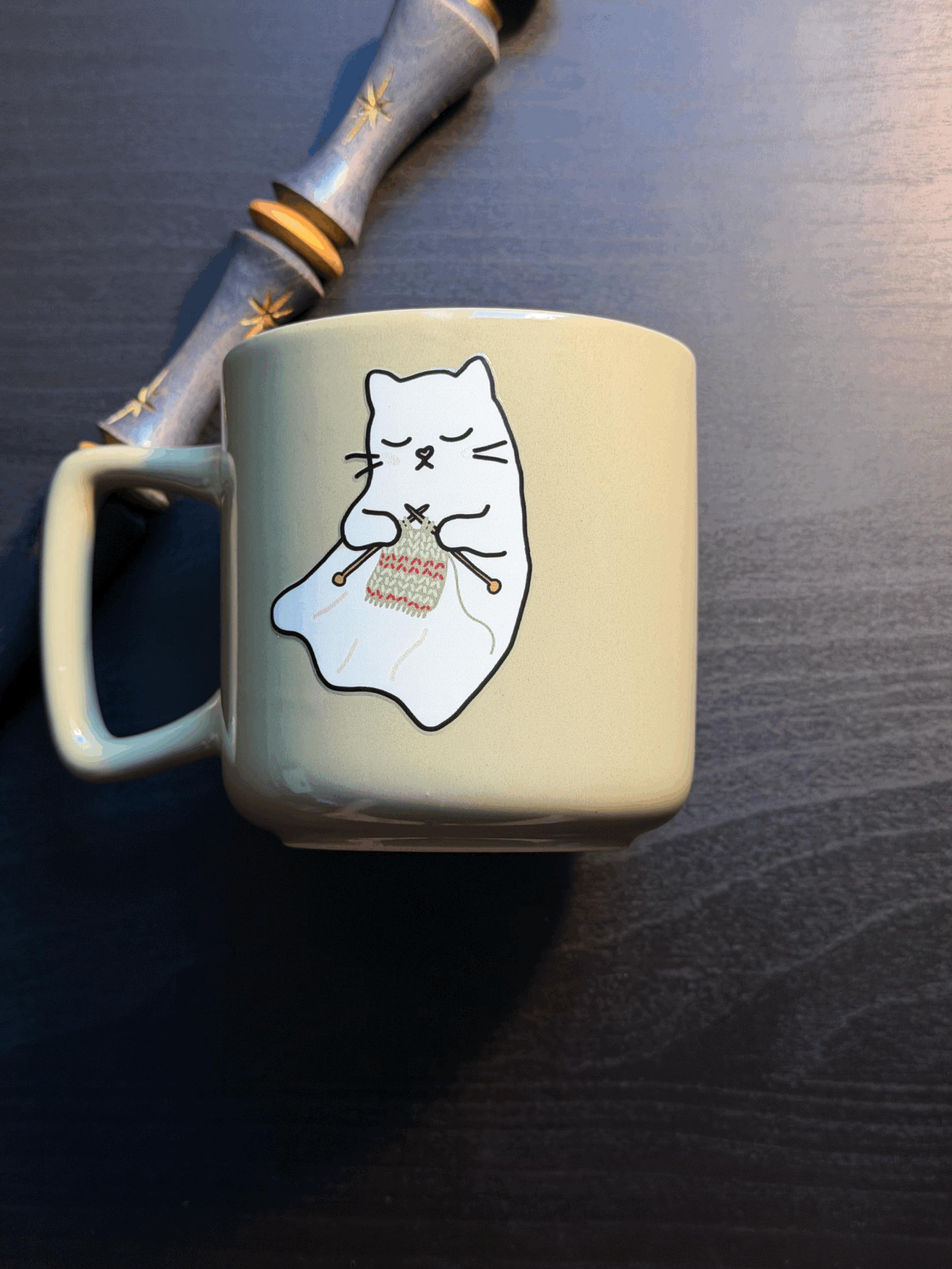 Tasse - Chat-Fantôme qui tricote