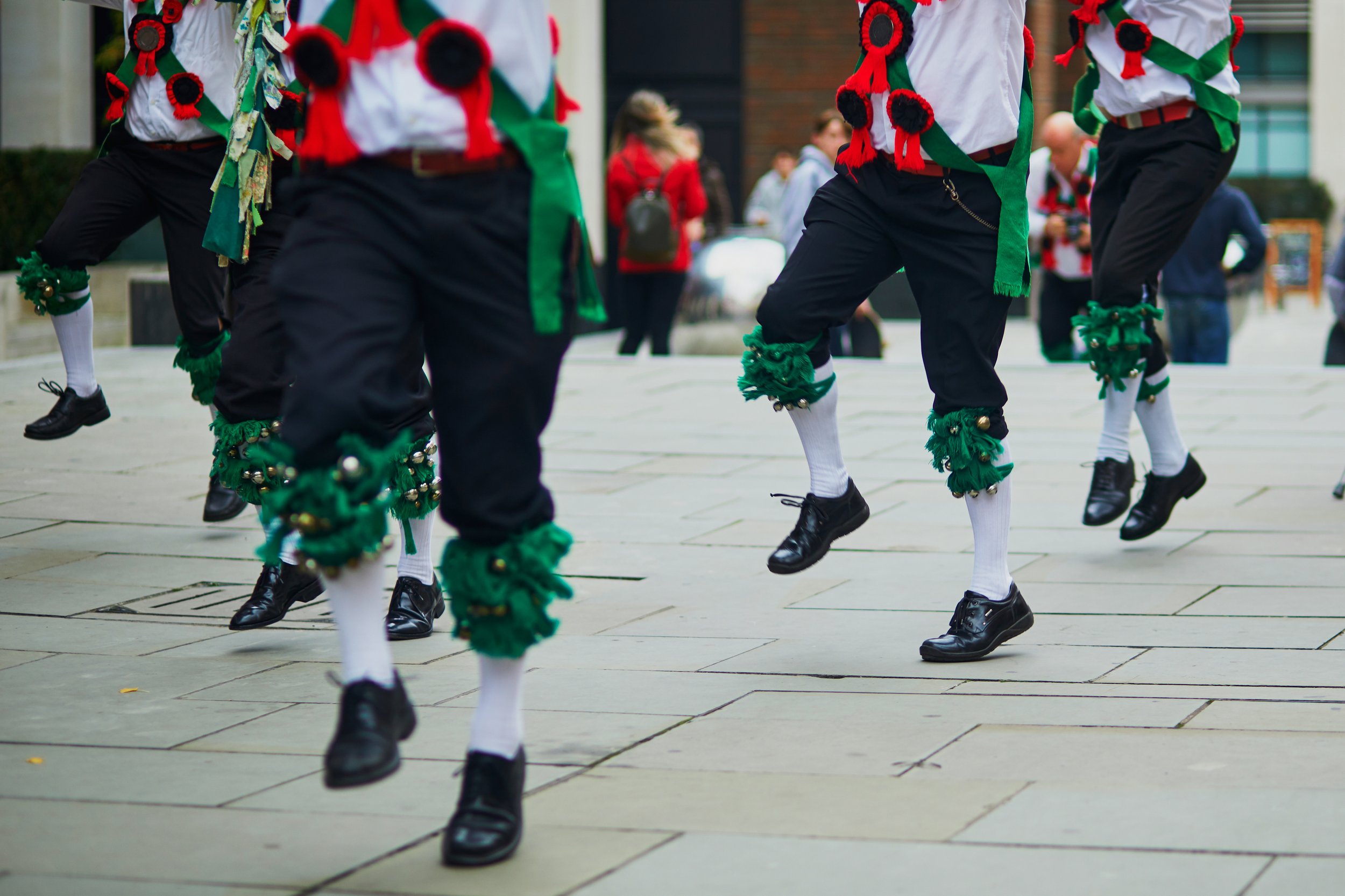 Table contenant un journal, des herbes, des chandelles, des pierres et des cristaux pour jeter un sortilège.