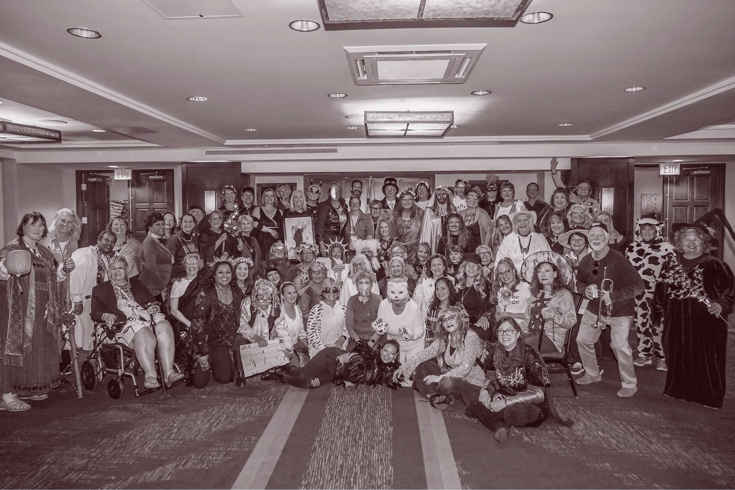  Large group photo from Susan Lynn’s Connect to Empower spiritual conference event 