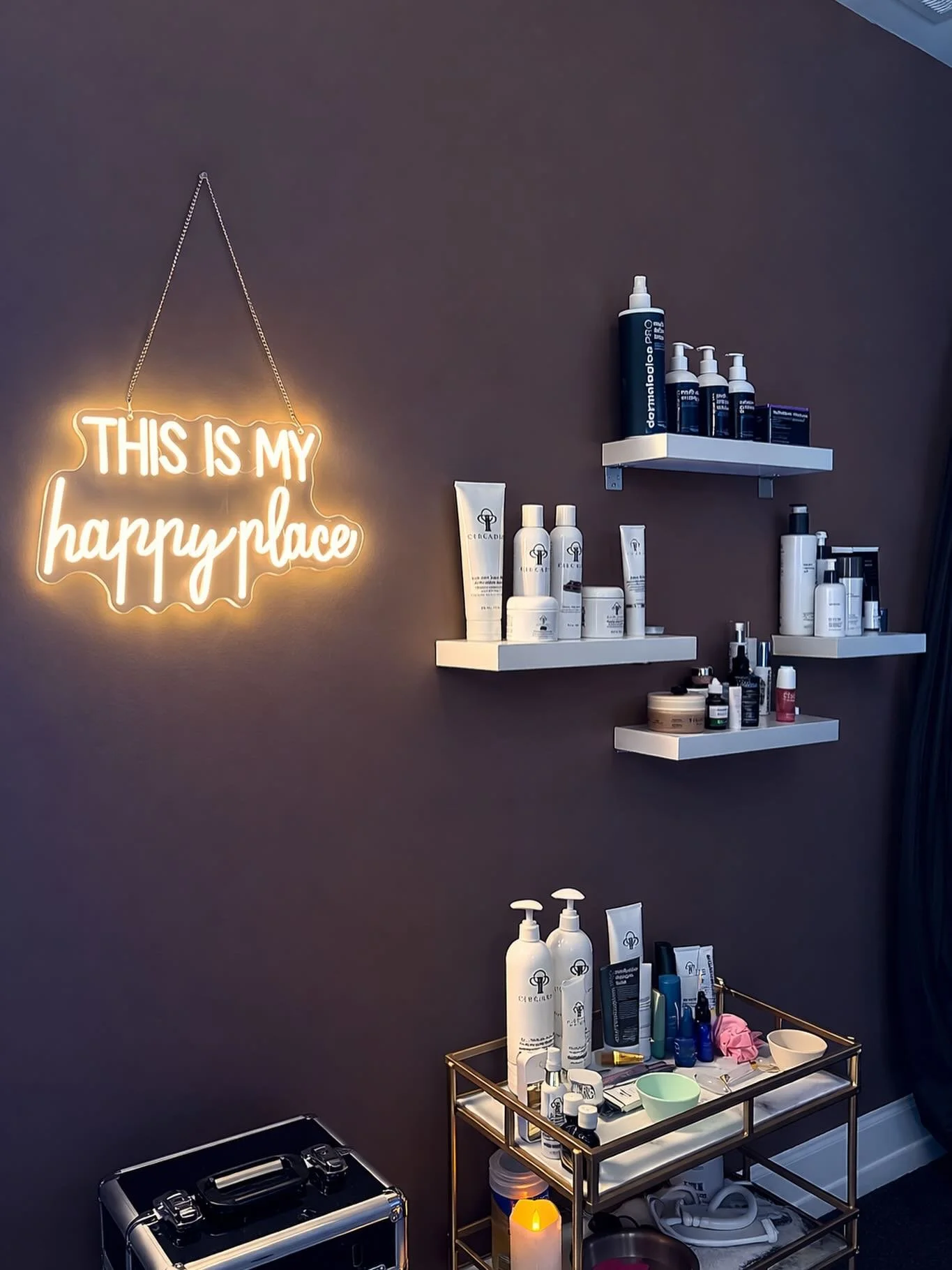 At RAYN I only use professional products like Circadia, Dermalogica, and more to make sure your skin is getting the best care possible. ✨
This studio is truly my happy place ❤️ a space to relax, reset, and leave glowing. 💕
#philly #phillyesthetician