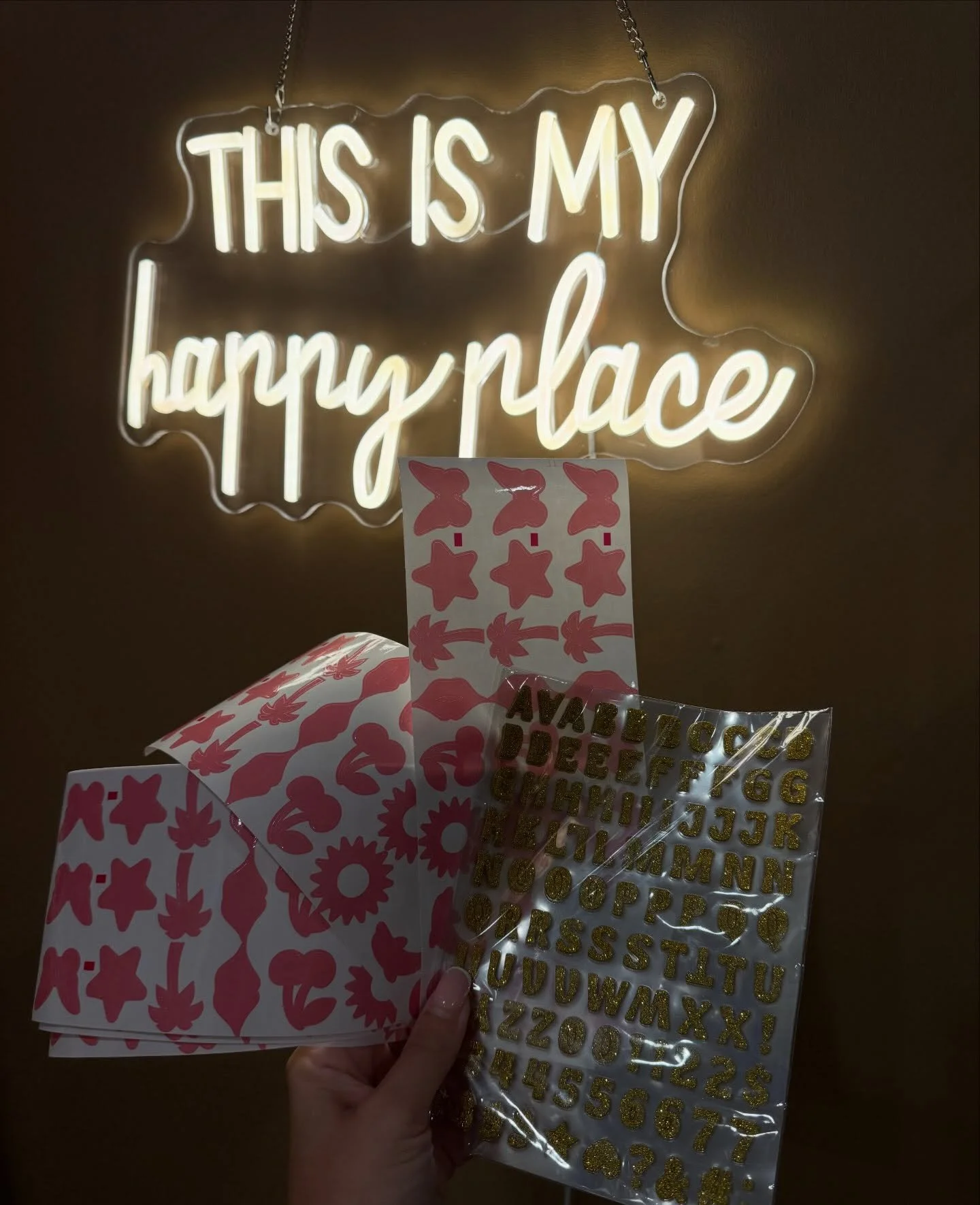 End summer with a bang&hellip; and a fresh glow and a tan. ☀️🤎 Plus, peep the cute new fan stickers &amp; personalized initials! 😏✨ 

.
#spraytan #phillyspraytan #philly #phillyskin #beauty