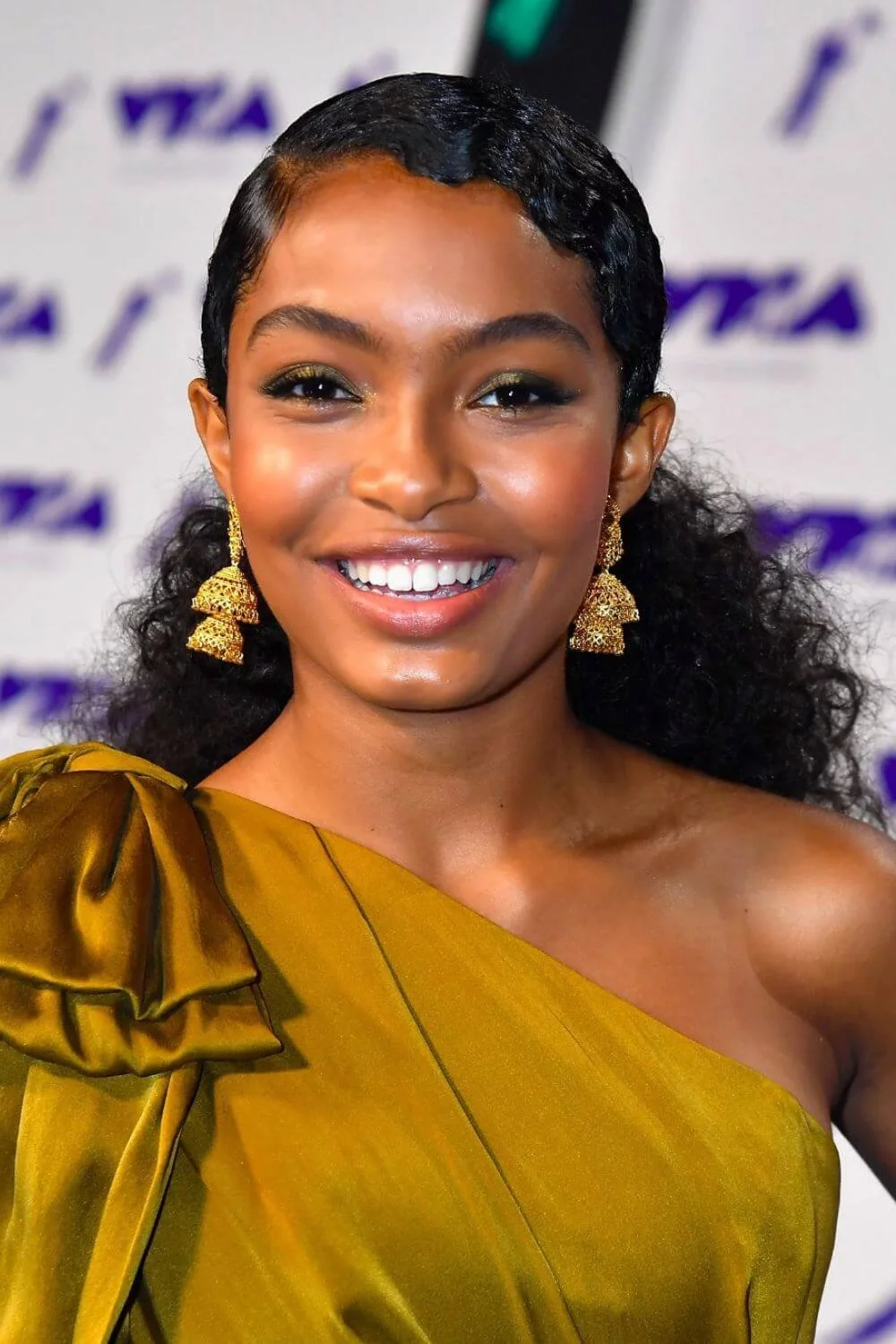 yara-shahidi-sleek-front-textured-hair-vmas-red-carpet.jpg