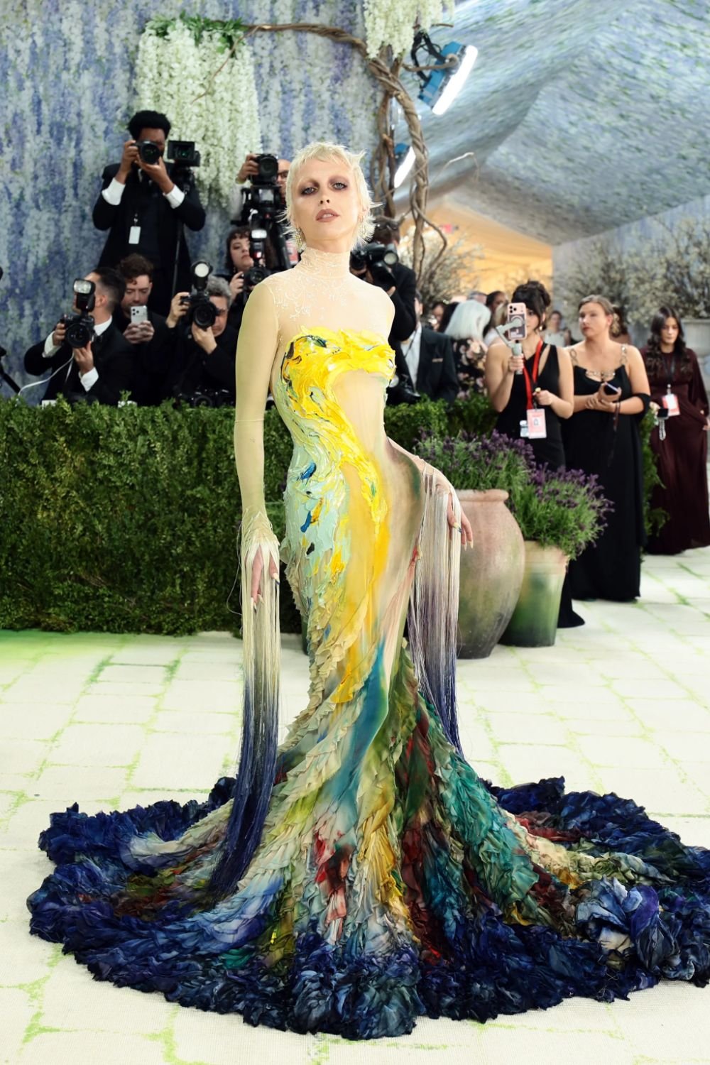 emma-chamberlain-met-gala-2026-painted-gown-sculptural-train.jpg