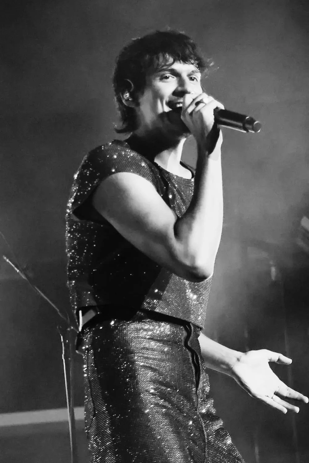 omar-apollo-glitter-performance-close-up.jpg
