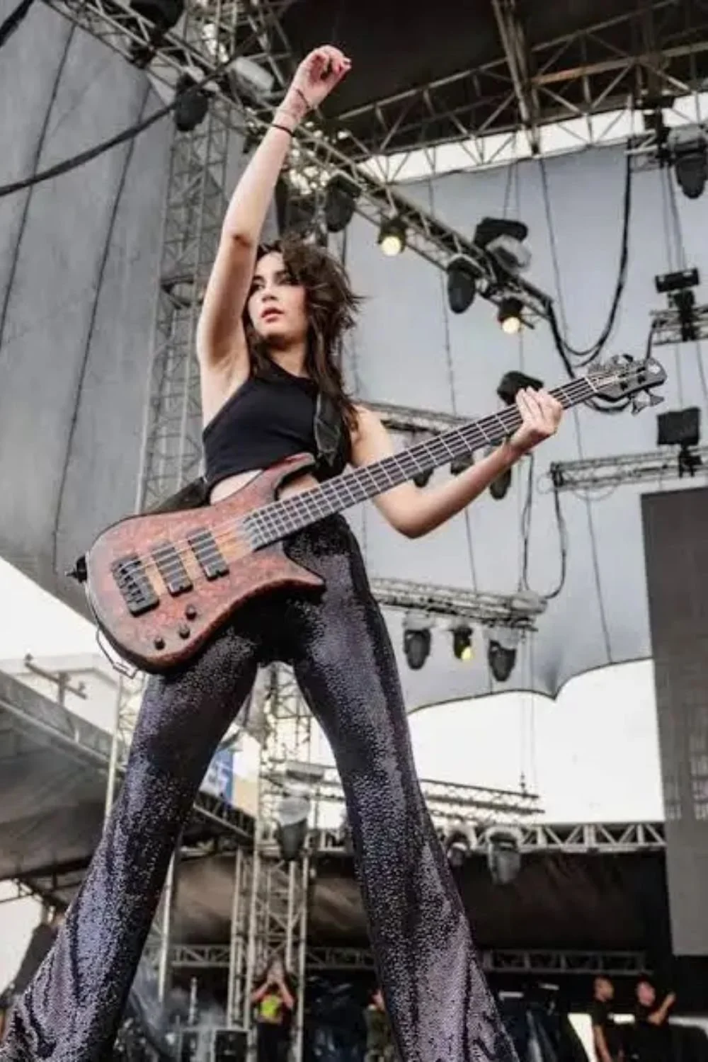 the-warning-ale-bass-stage-style.jpg